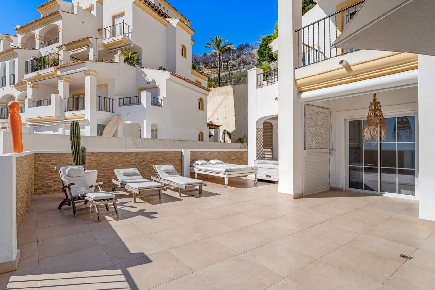 This beautifully renovated apartment is located in an excellently maintained resort with beautifully landscaped gardens and a communal swimming pool