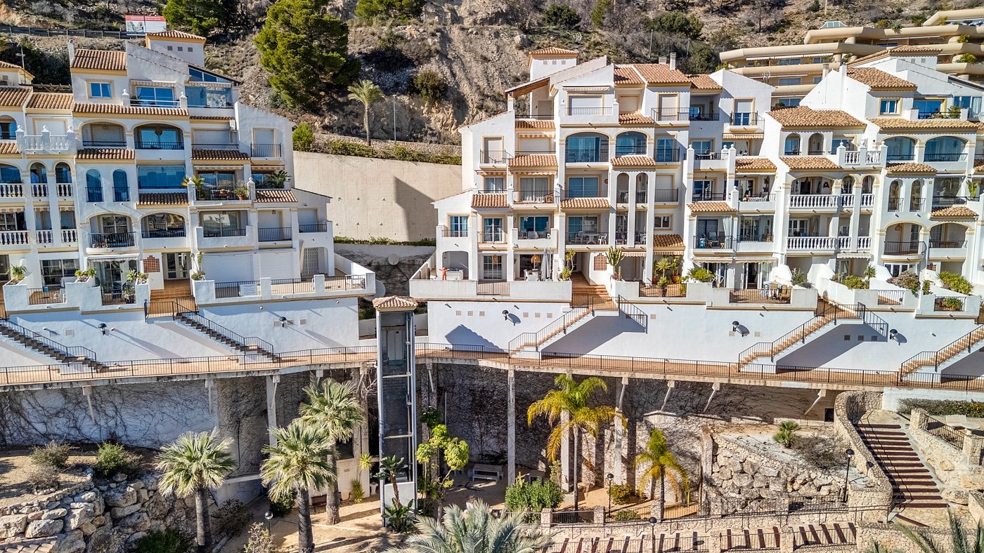 This beautifully renovated apartment is located in an excellently maintained resort with beautifully landscaped gardens and a communal swimming pool
