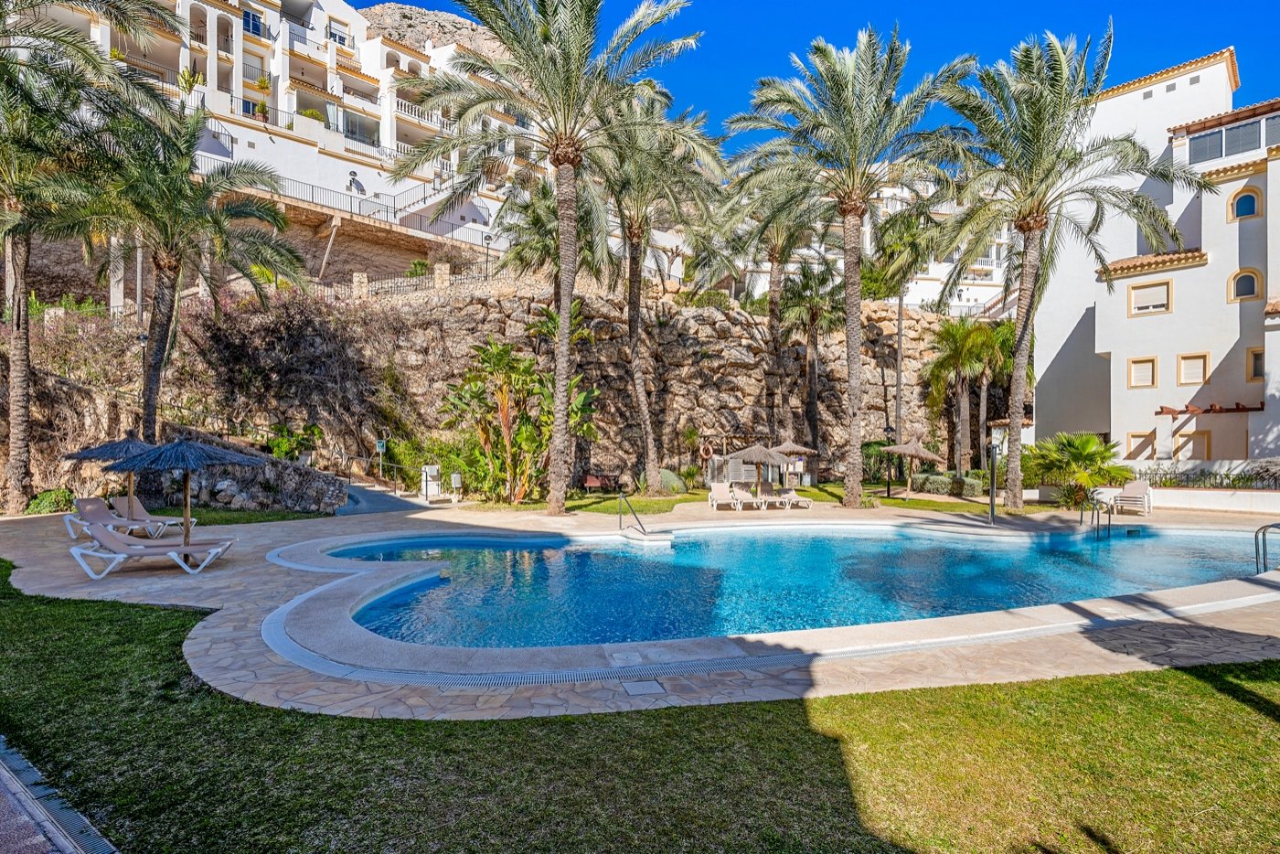 This beautifully renovated apartment is located in an excellently maintained resort with beautifully landscaped gardens and a communal swimming pool