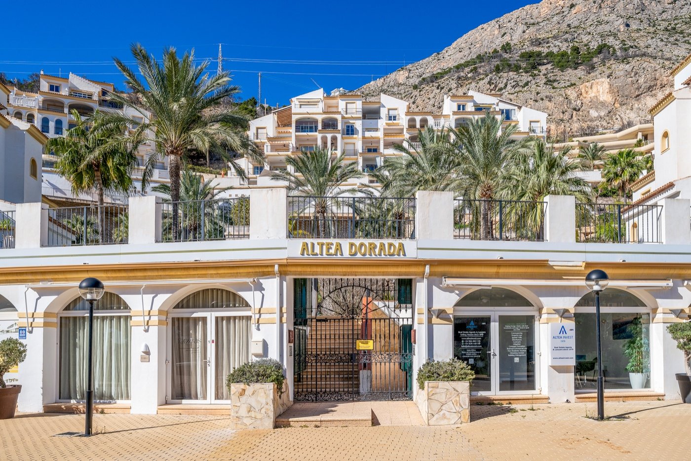 This beautifully renovated apartment is located in an excellently maintained resort with beautifully landscaped gardens and a communal swimming pool