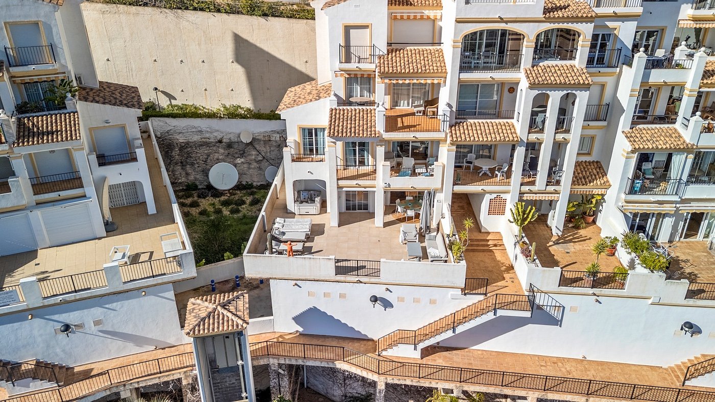 This beautifully renovated apartment is located in an excellently maintained resort with beautifully landscaped gardens and a communal swimming pool