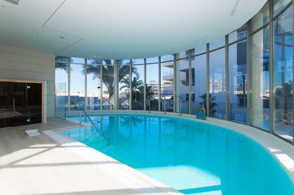Orihuela Costa:  Entdecken Sie dieses elegante und komplett möblierte Apartment in der begehrten Wohnanlage Green Hills in Villamartín, Orihuela Costa. Die Immobilie  