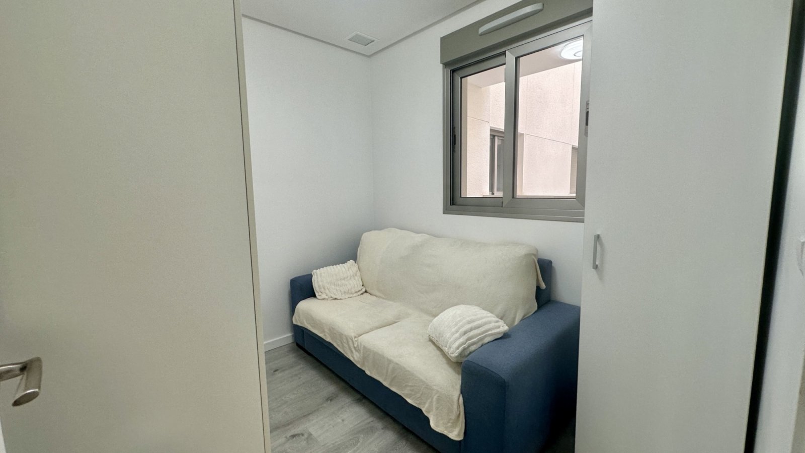 Entdecken Sie dieses elegante und komplett möblierte Apartment in der begehrten Wohnanlage Green Hills in Villamartín, Orihuela Costa. Die Immobilie