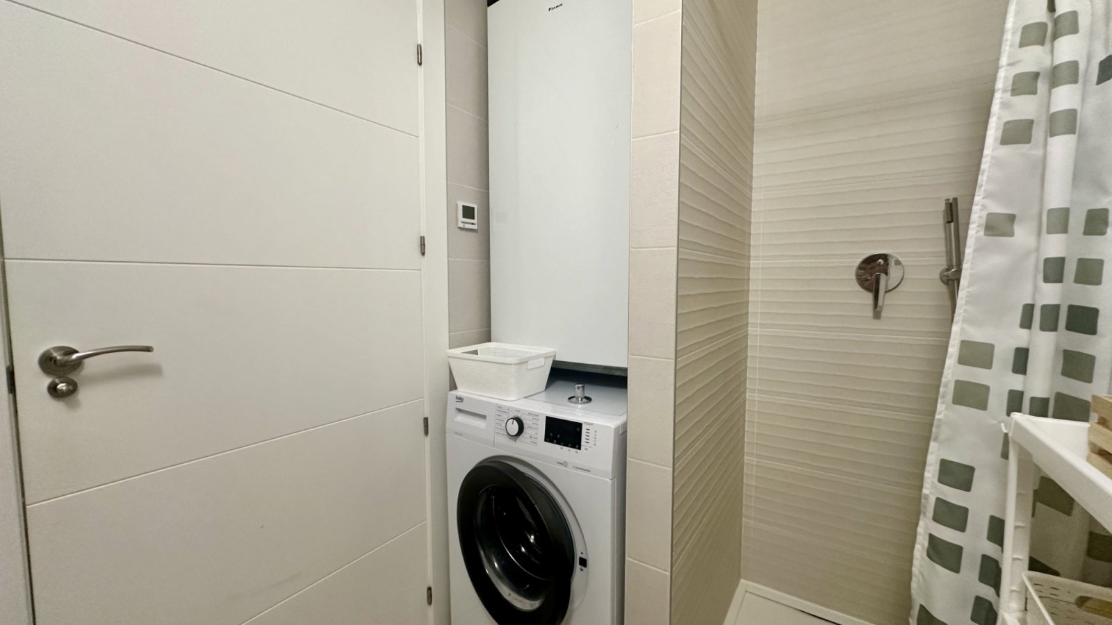 Entdecken Sie dieses elegante und komplett möblierte Apartment in der begehrten Wohnanlage Green Hills in Villamartín, Orihuela Costa. Die Immobilie