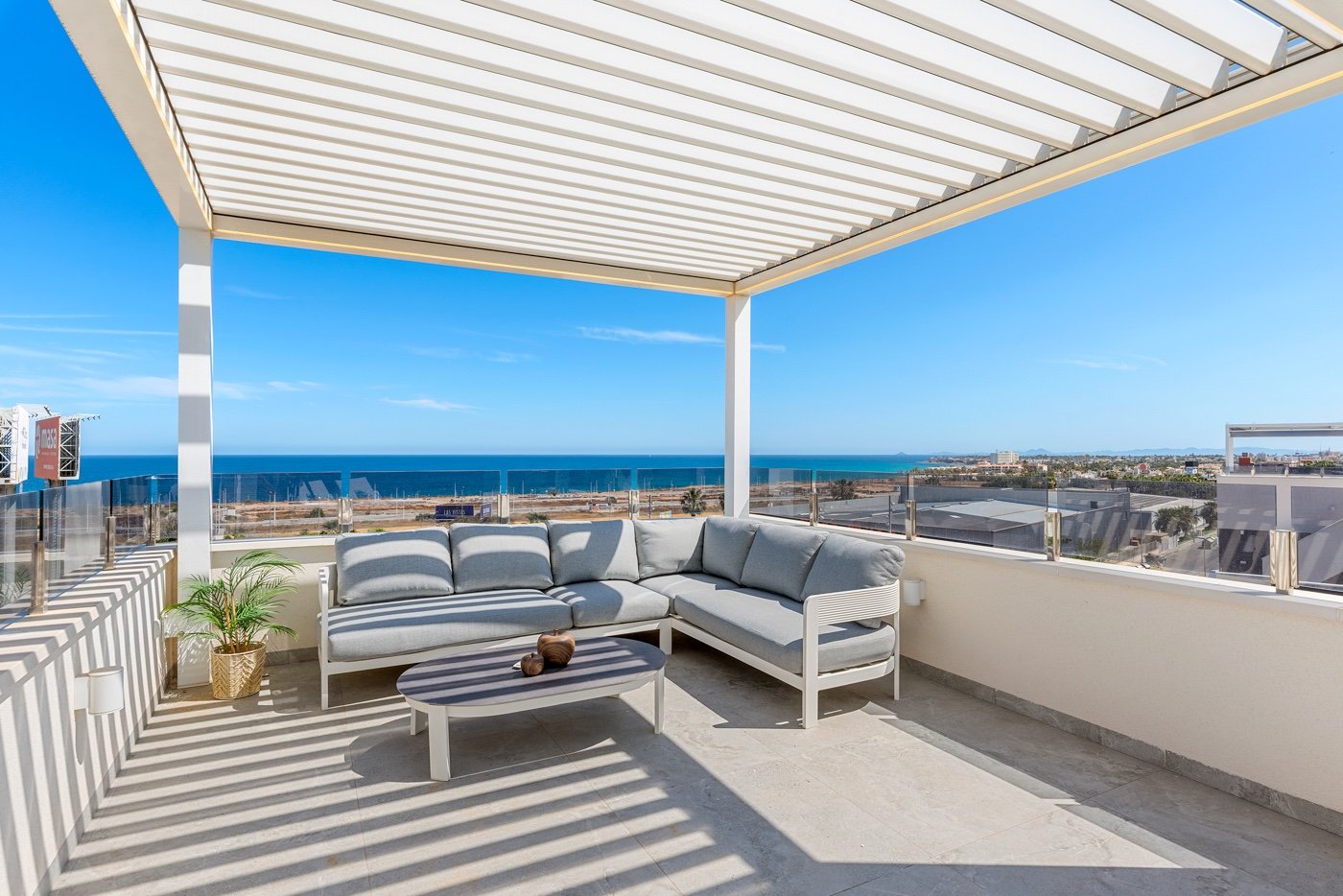 Diese zweistöckige Wohnung befindet sich im exklusiven Wohnkomplex Amanecer Deluxe und bietet eine ideale Kombination aus Lage, Komfort und Meerblick