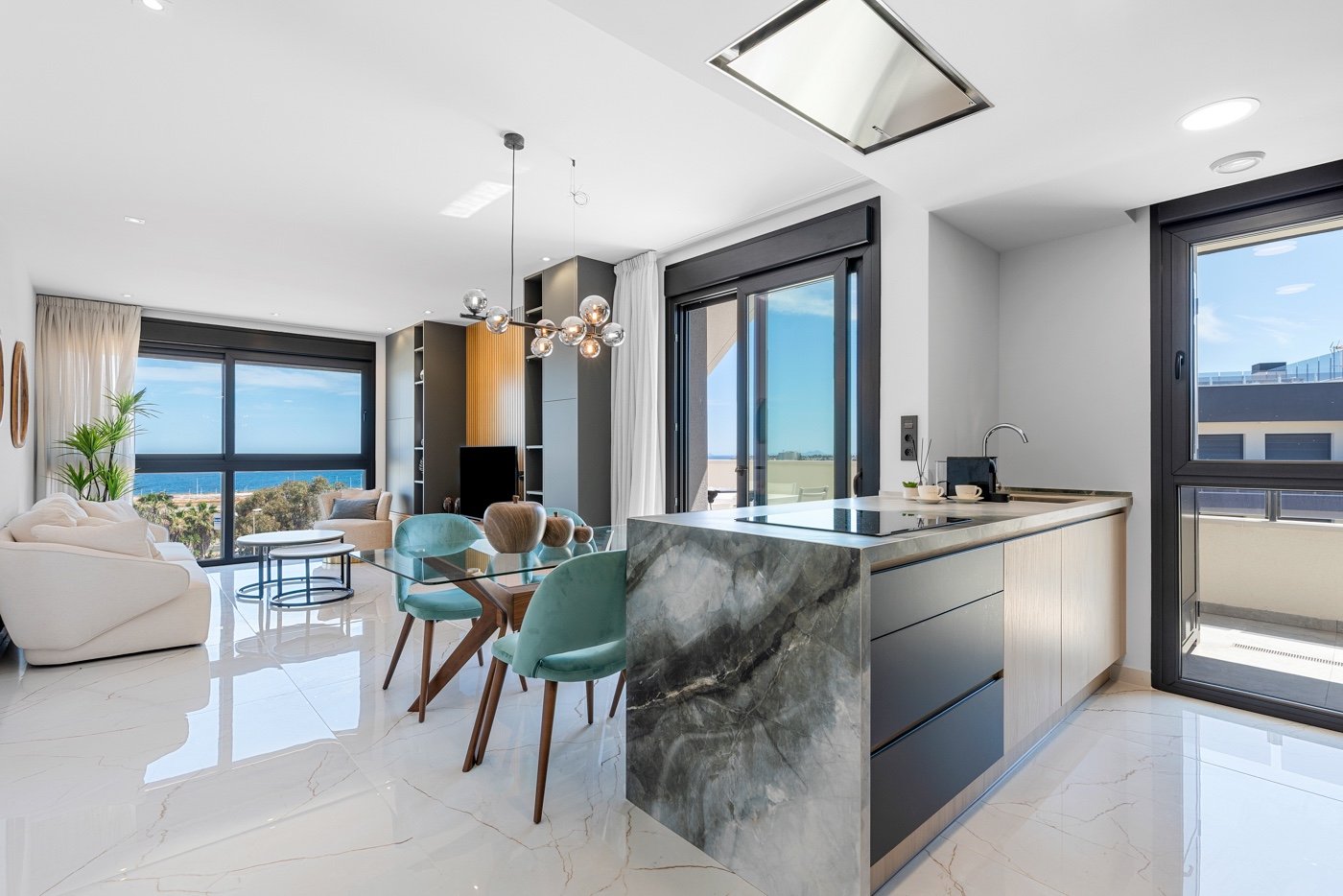 Diese zweistöckige Wohnung befindet sich im exklusiven Wohnkomplex Amanecer Deluxe und bietet eine ideale Kombination aus Lage, Komfort und Meerblick