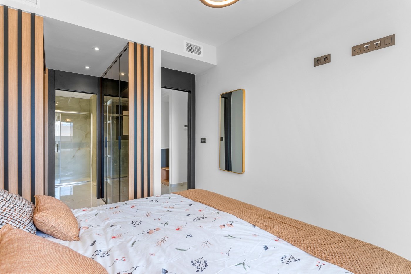 Diese zweistöckige Wohnung befindet sich im exklusiven Wohnkomplex Amanecer Deluxe und bietet eine ideale Kombination aus Lage, Komfort und Meerblick