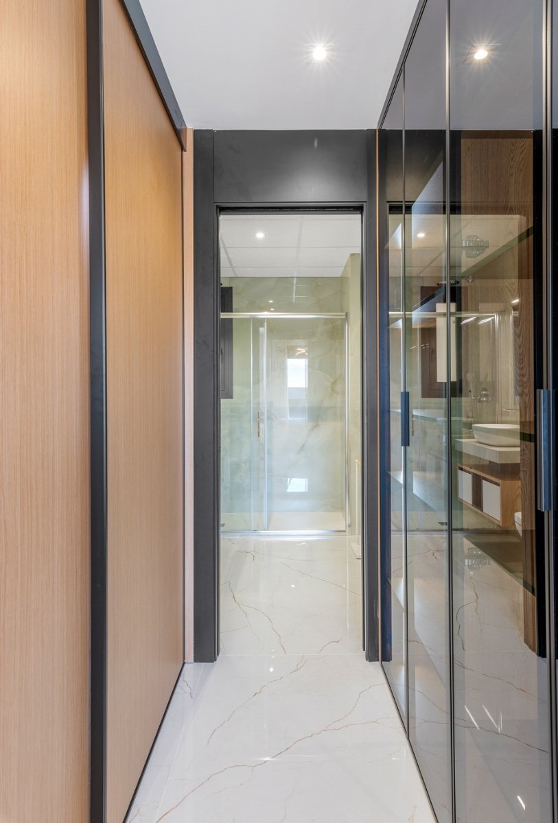 Diese zweistöckige Wohnung befindet sich im exklusiven Wohnkomplex Amanecer Deluxe und bietet eine ideale Kombination aus Lage, Komfort und Meerblick