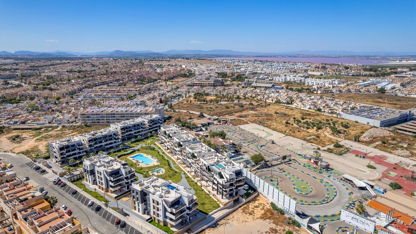 Diese zweistöckige Wohnung befindet sich im exklusiven Wohnkomplex Amanecer Deluxe und bietet eine ideale Kombination aus Lage, Komfort und Meerblick