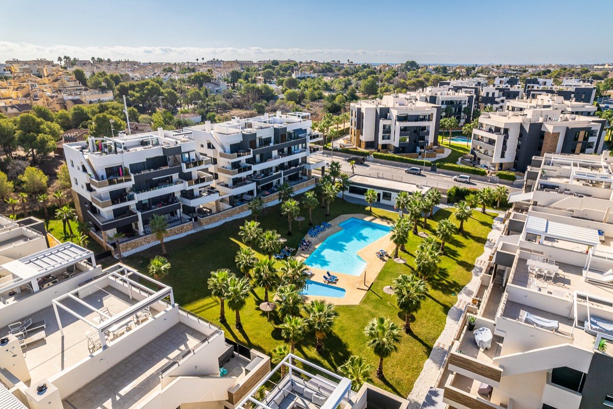 Modernes Penthouse mit riesigem Solarium in Orihuela Costa zu verkaufen Entdecken Sie dieses atemberaubende, nahezu neue Penthouse im Herzen von Ori