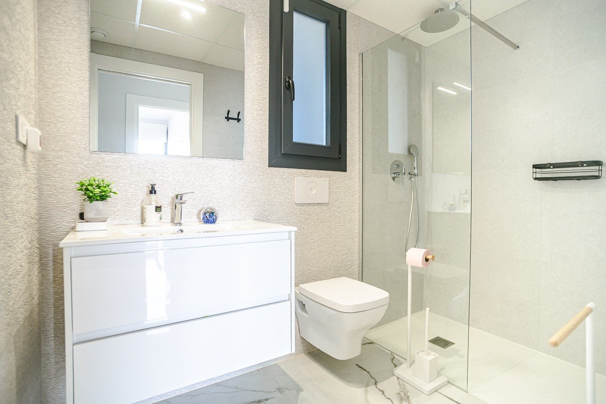 Modernes Penthouse mit riesigem Solarium in Orihuela Costa zu verkaufen Entdecken Sie dieses atemberaubende, nahezu neue Penthouse im Herzen von Ori