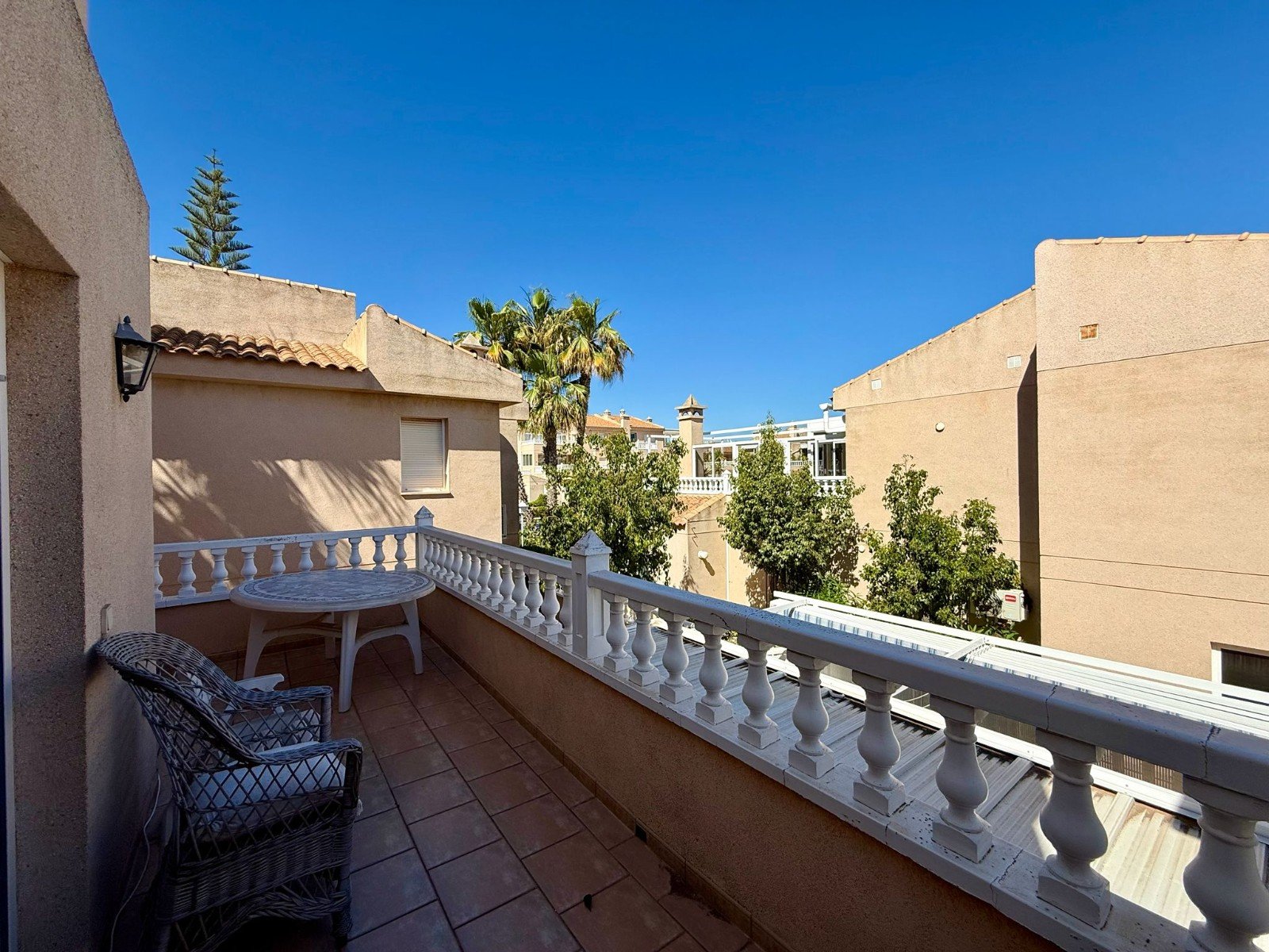 Duplex penthouse located in the prestigious gated complex of Miraflores.
A nice entrance hall distributes into 2 double bedrooms and a fam