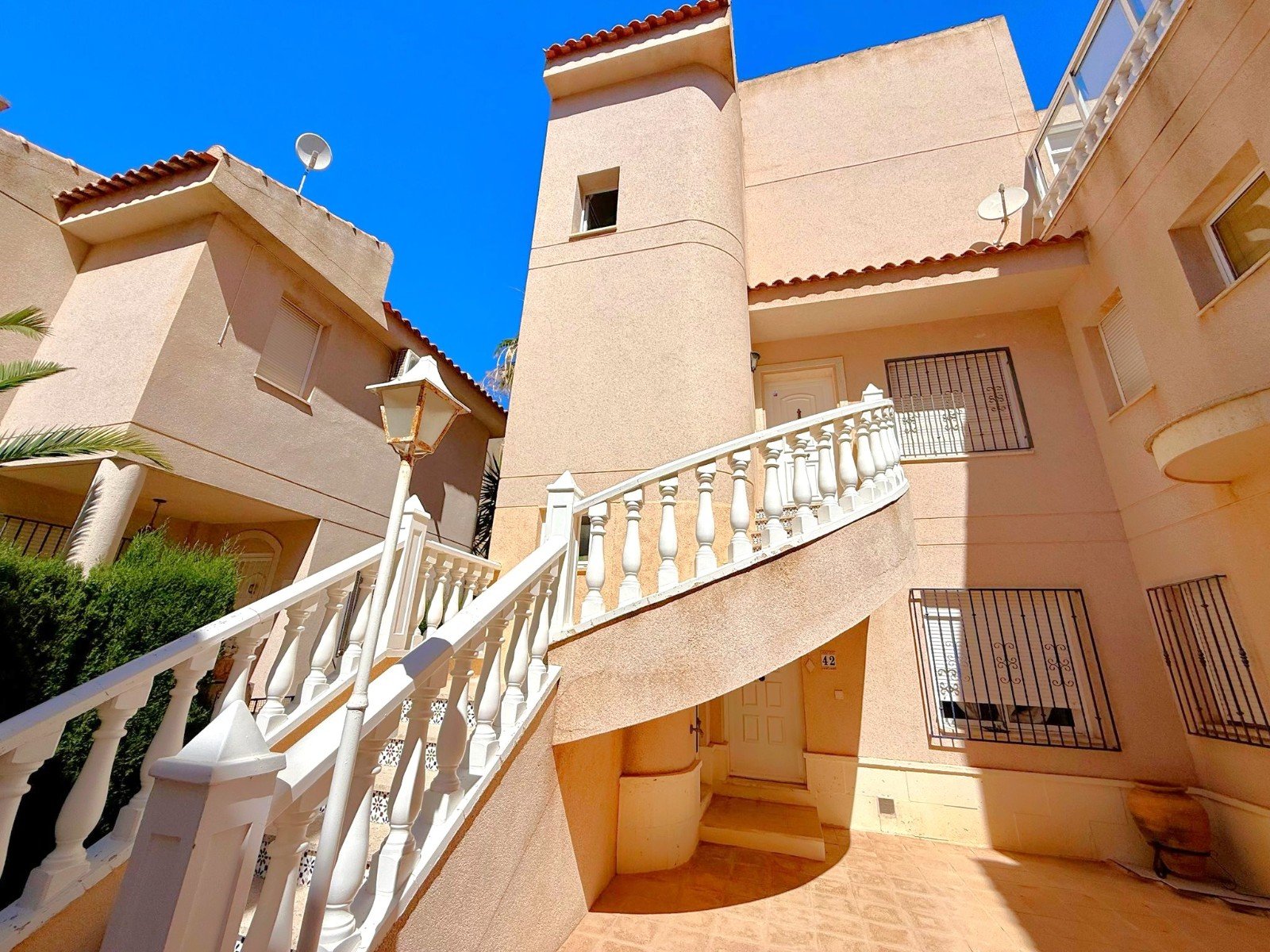 Duplex penthouse located in the prestigious gated complex of Miraflores.
A nice entrance hall distributes into 2 double bedrooms and a fam