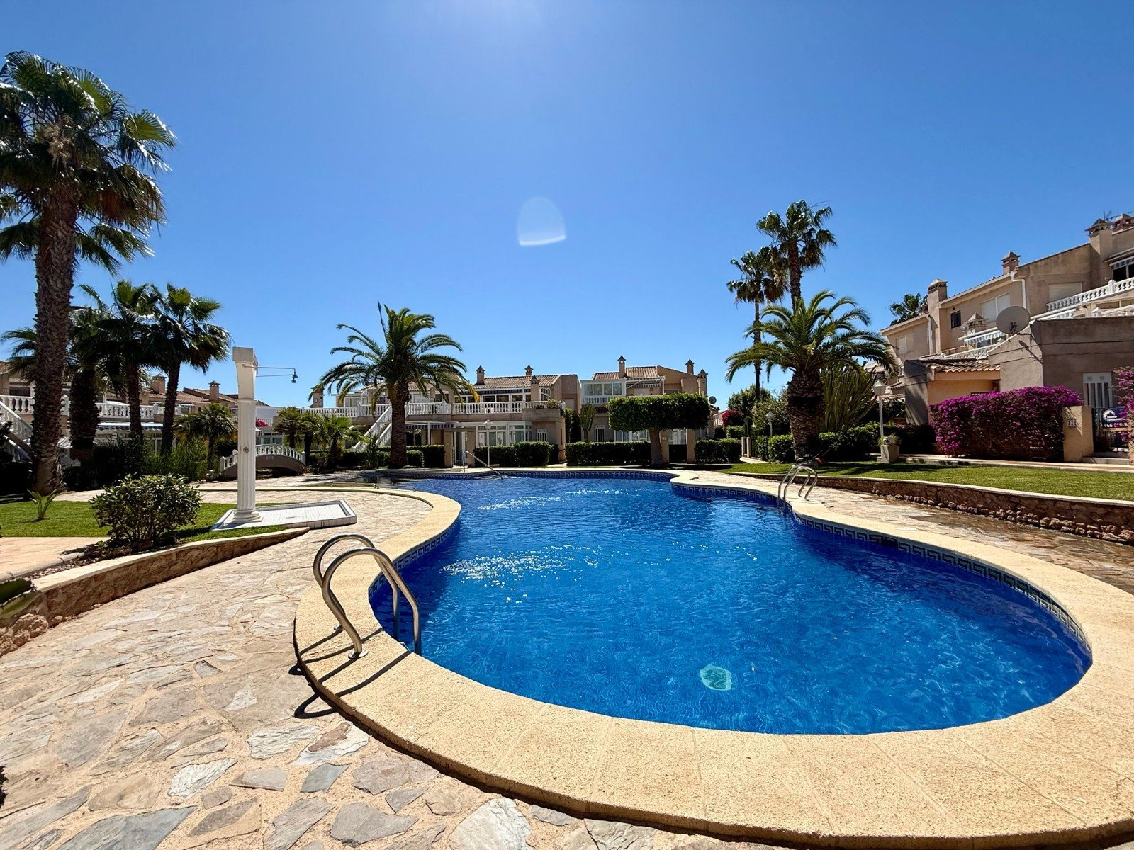 Duplex penthouse located in the prestigious gated complex of Miraflores.
A nice entrance hall distributes into 2 double bedrooms and a fam