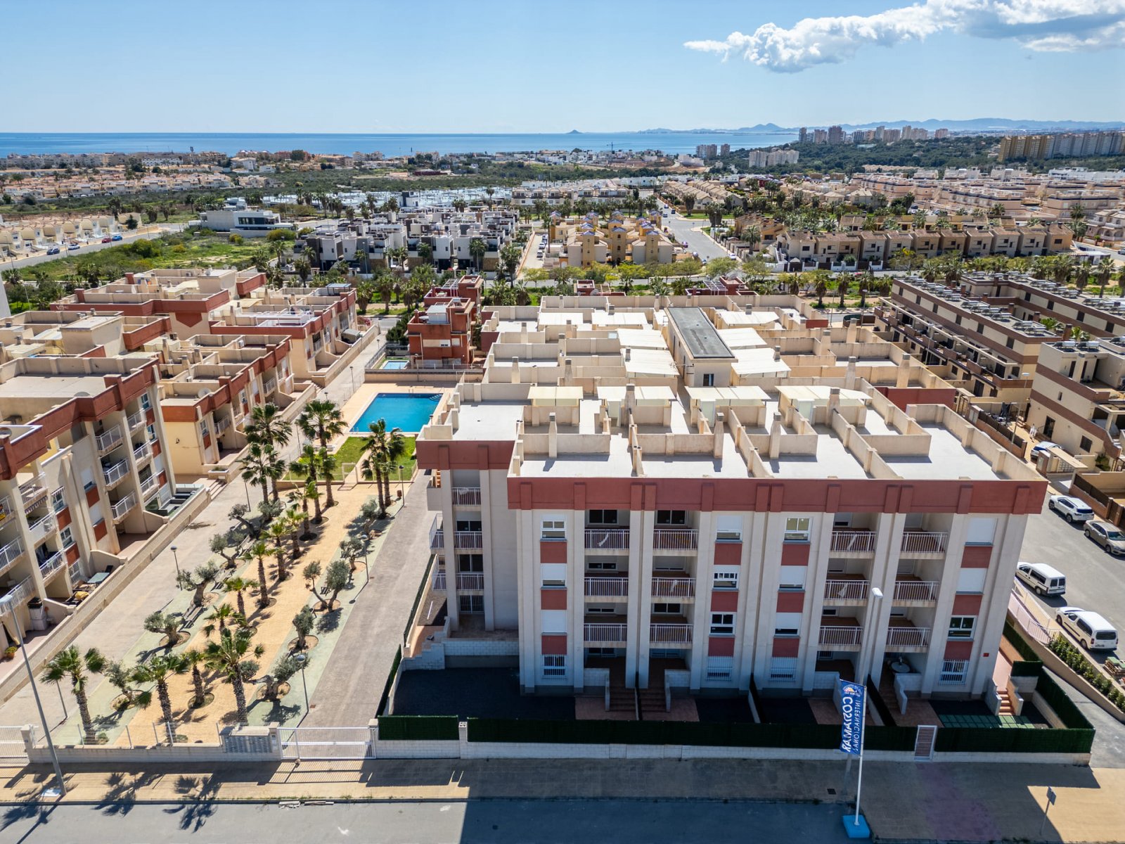 In der charmanten Stadt Orihuela gelegen, bietet diese Wohnanlage eine Vielzahl von Wohnoptionen, die unterschiedlichen Bedürfnissen und Lebensstilen