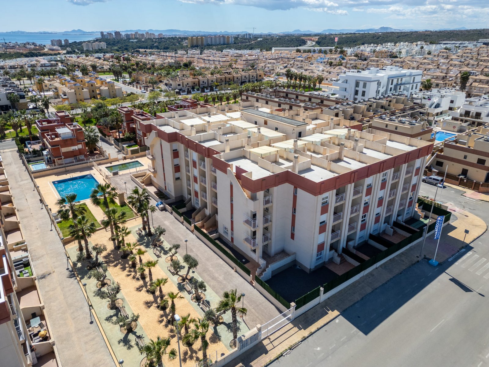  In der charmanten Stadt Orihuela gelegen, bietet diese Wohnanlage eine Vielzahl von Wohnoptionen, die unterschiedlichen Bedürfnissen und Lebensstilen