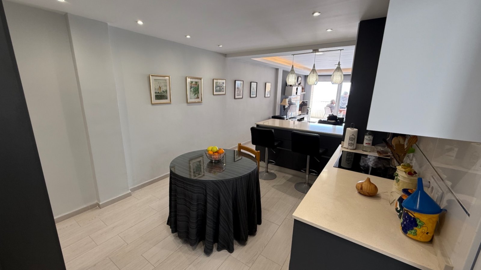 Komplett renovierte Wohnung in erster Meereslinie mit 3 Schlafzimmern.

Entdecken Sie die perfekte Mischung aus Luxus, Kom