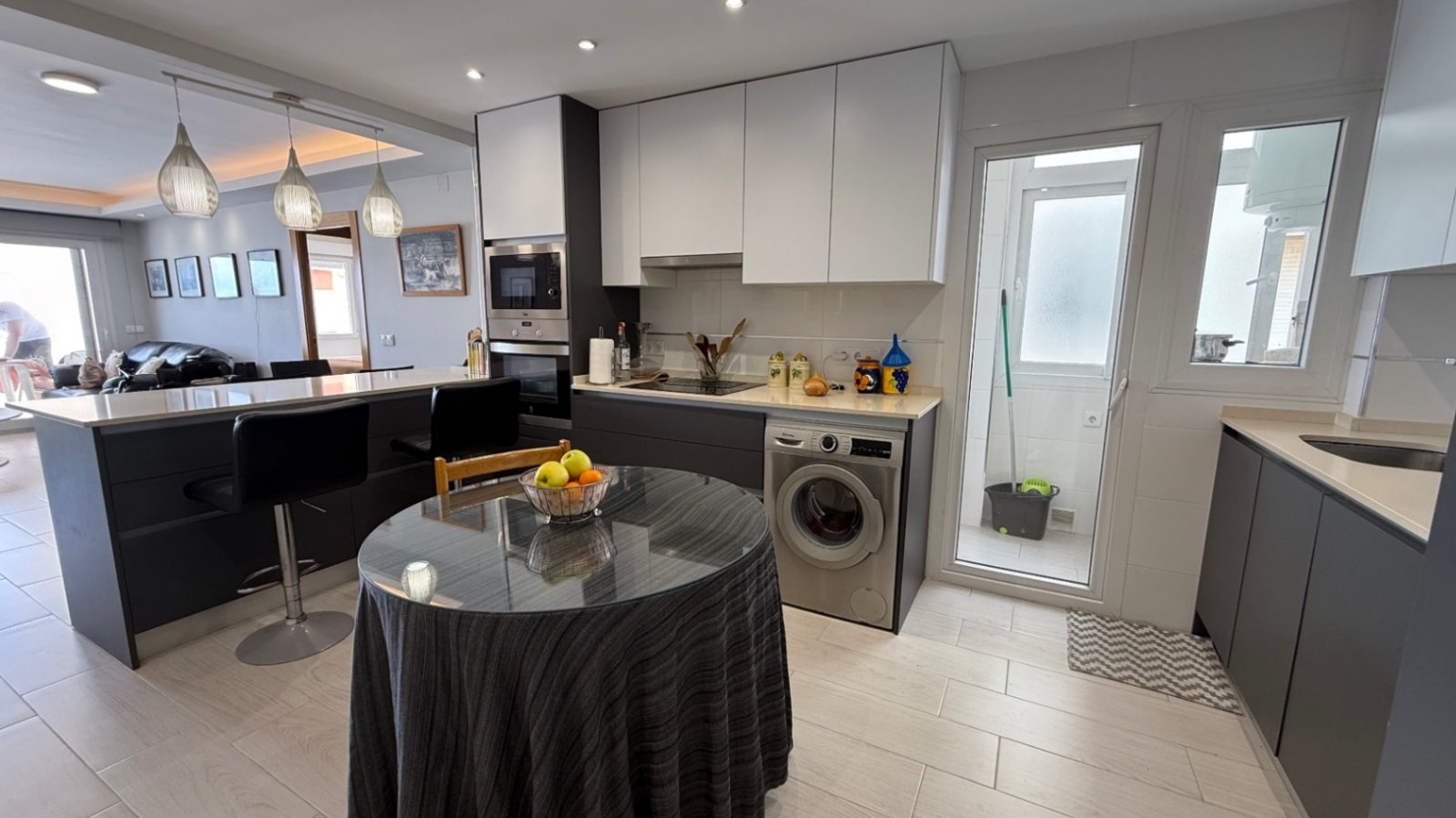 Komplett renovierte Wohnung in erster Meereslinie mit 3 Schlafzimmern.

Entdecken Sie die perfekte Mischung aus Luxus, Kom