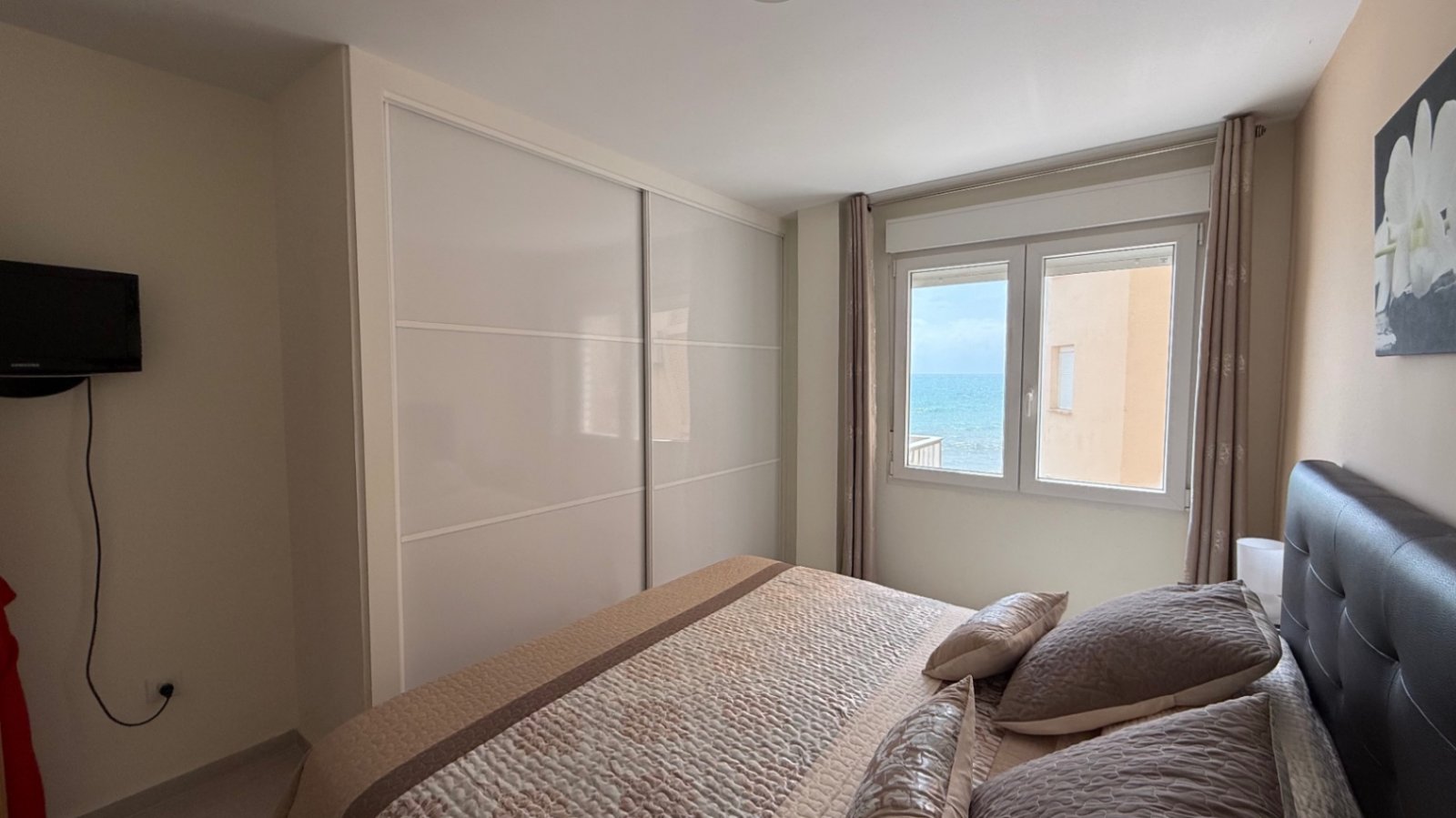 Komplett renovierte Wohnung in erster Meereslinie mit 3 Schlafzimmern.

Entdecken Sie die perfekte Mischung aus Luxus, Kom