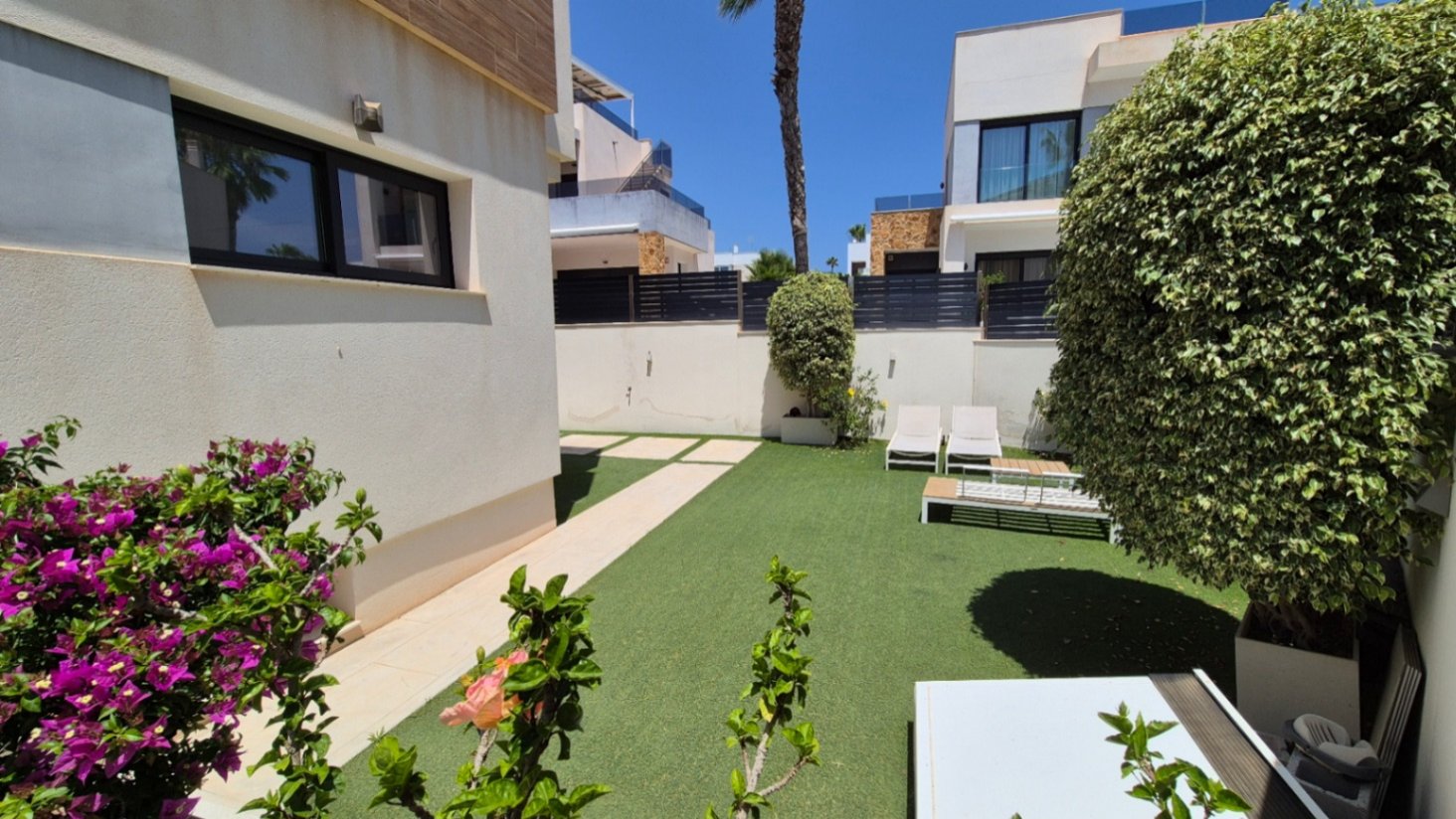Moderne Villa mit privatem Schwimmbad und Parkplatz abseits der Straße.

Diese Immobilie besteht im Erdgeschoss aus einem