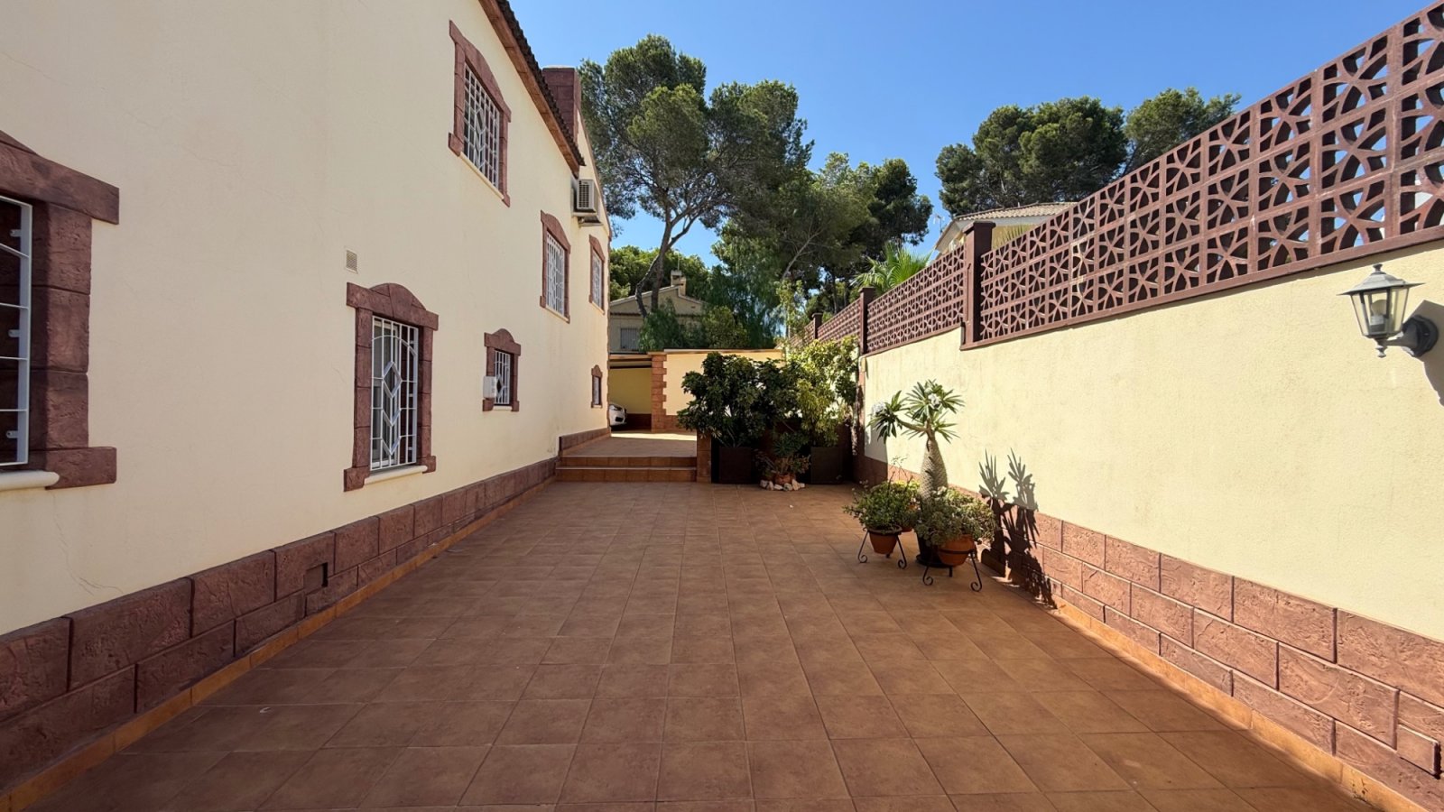  Makellose 7-Schlafzimmer-Villa mit Salzwasserpool in Los Balcones&amp;#13;&amp;#13;
Entdecken Sie diese außergewöhnliche, komplett renovier