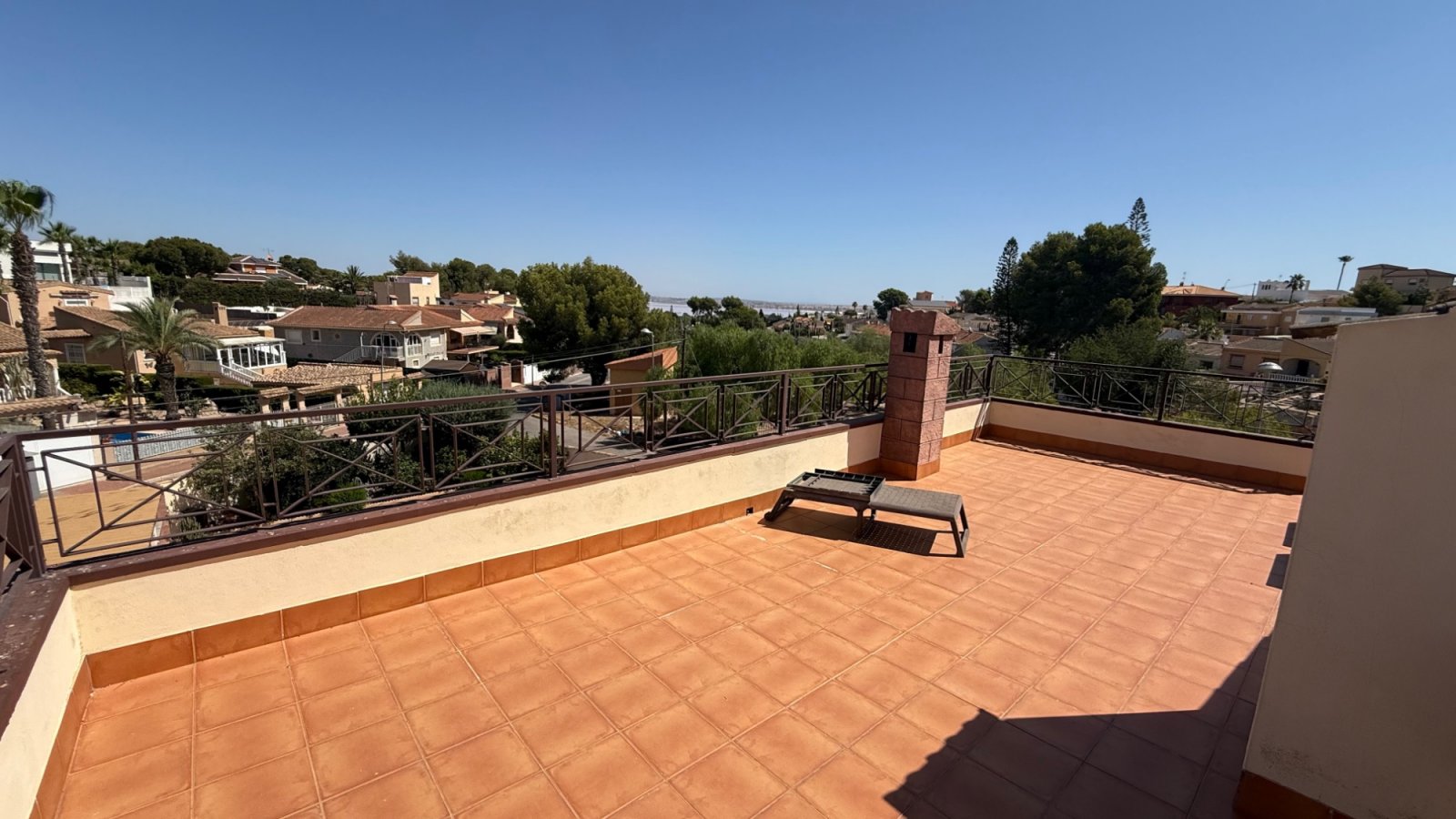  Makellose 7-Schlafzimmer-Villa mit Salzwasserpool in Los Balcones&amp;#13;&amp;#13;
Entdecken Sie diese außergewöhnliche, komplett renovier