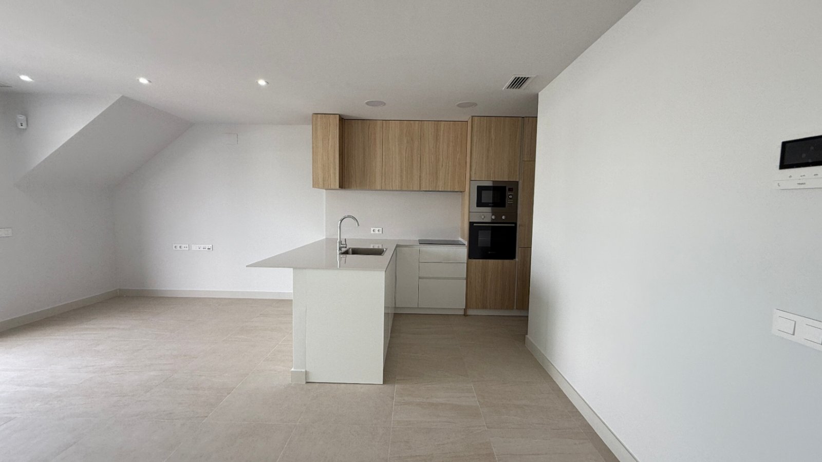 In der faszinierenden Stadt Torrevieja gelegen, verspricht dieses moderne Apartment der ideale Rückzugsort für diejenigen zu sein, die einen komforta