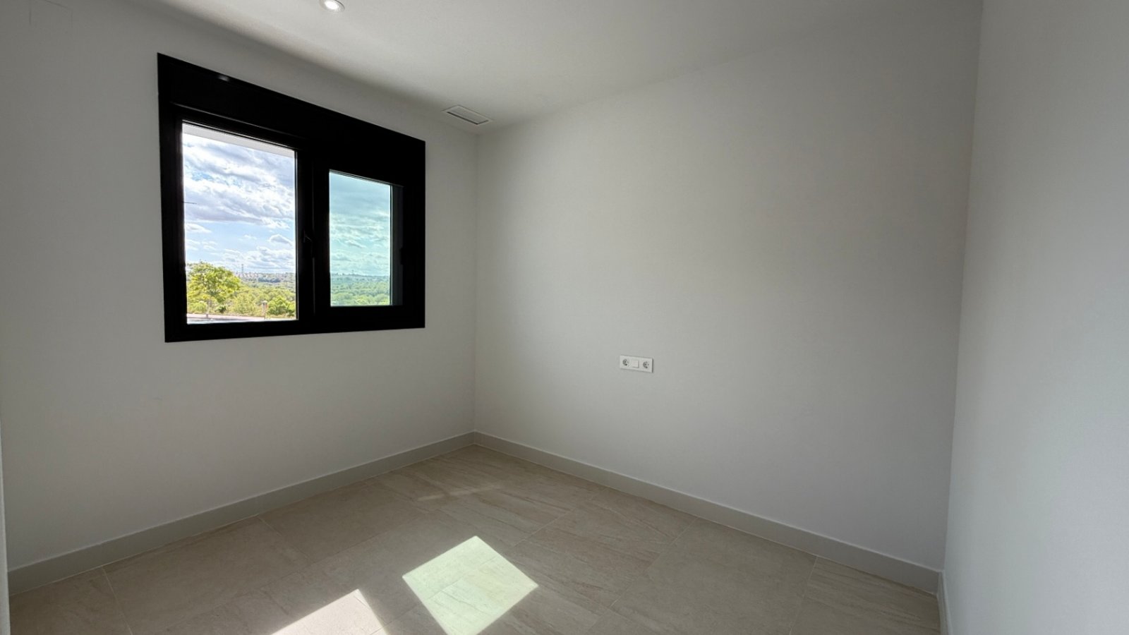 In der faszinierenden Stadt Torrevieja gelegen, verspricht dieses moderne Apartment der ideale Rückzugsort für diejenigen zu sein, die einen komforta