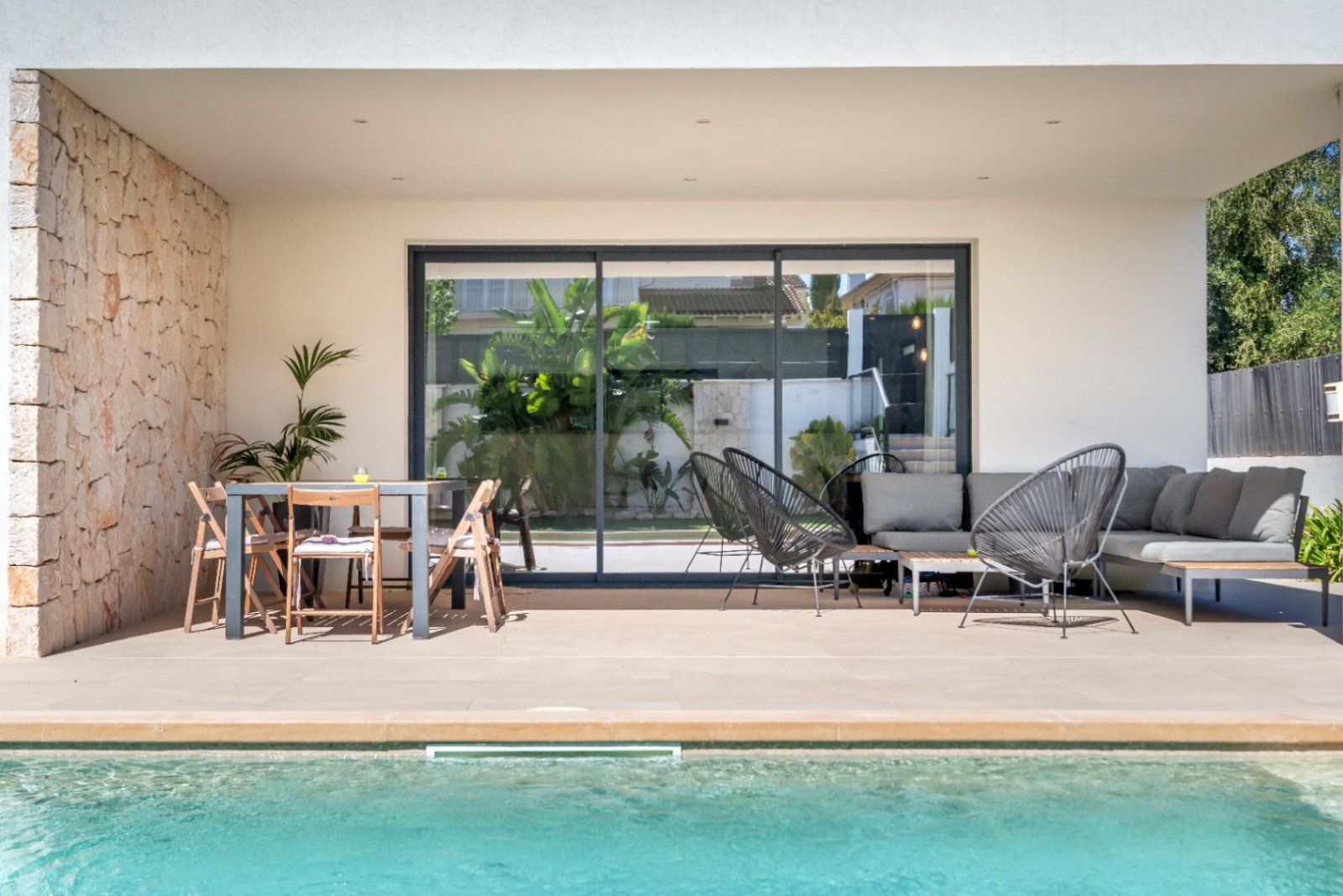 Moderne neu gebaute Villa in Marratxí, nur wenige Minuten vom Zentrum von Palma entfernt. 2021 auf einem Grundstück von etwa 600 m² erbaut. Die Räume