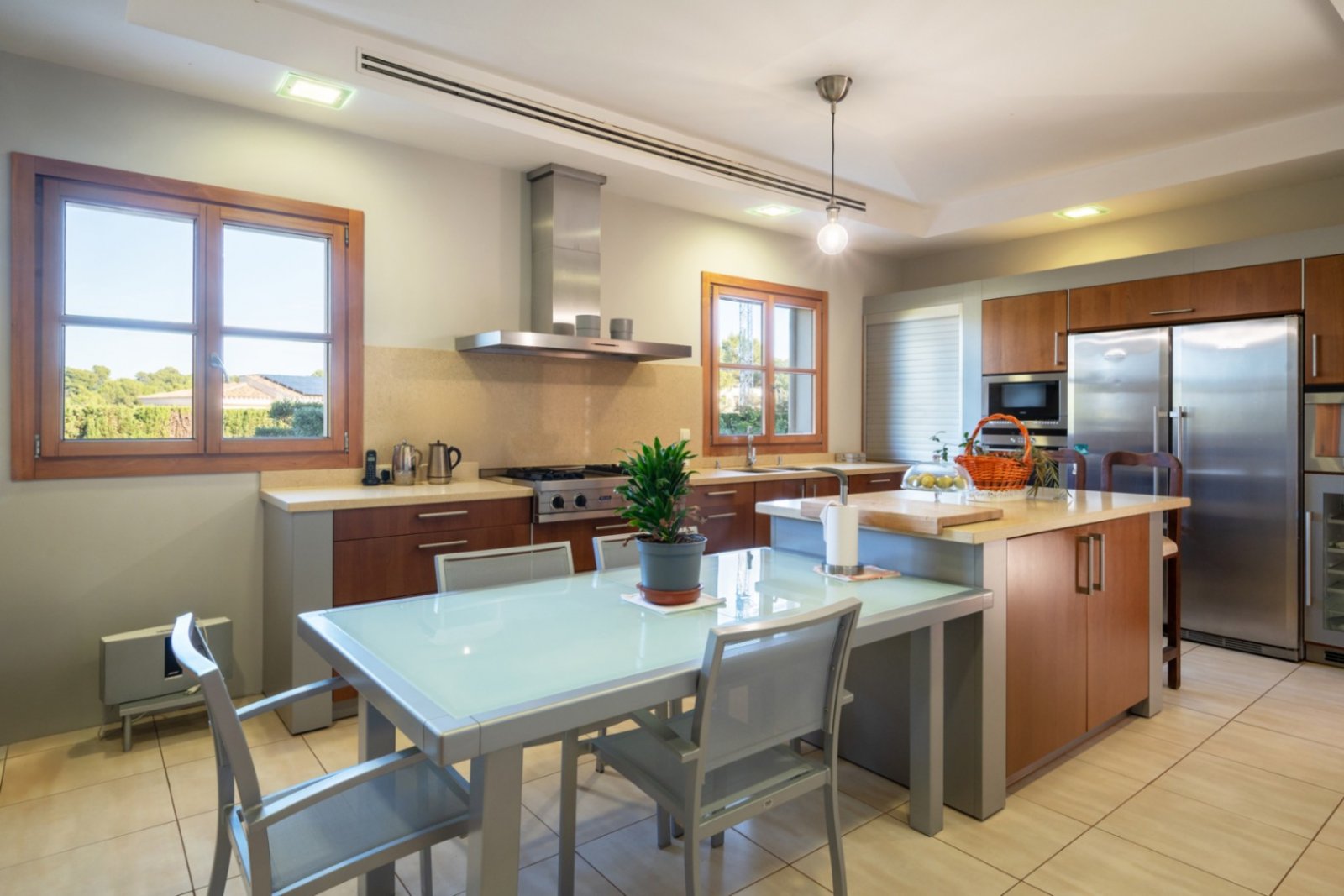 Dieses geräumige Zuhause verfügt über 5 Schlafzimmer und 3 Badezimmer und bietet atemberaubende Bergblicke von jeder Ebene.
Die Immobilie i