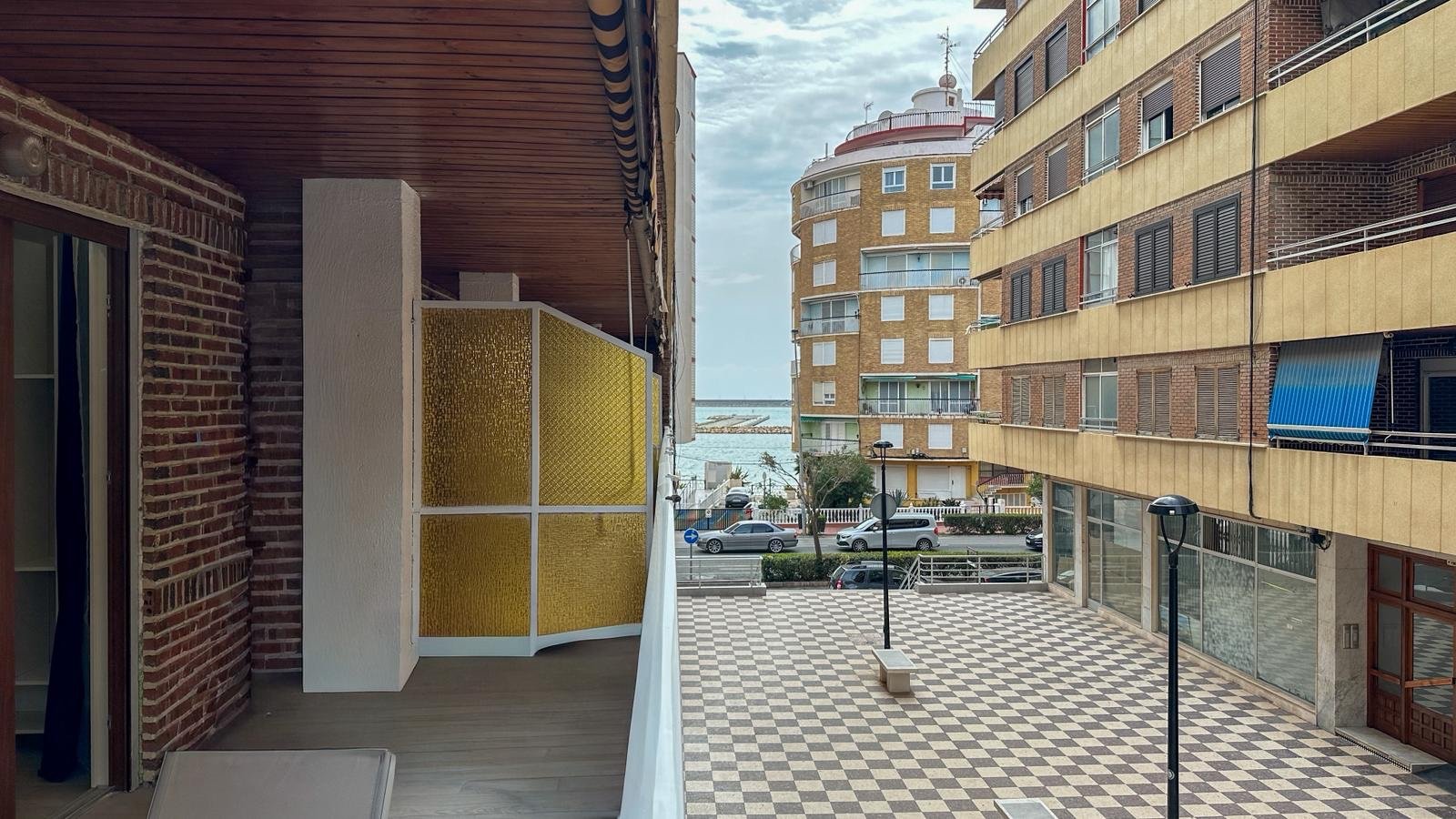 Willkommen in dieser wunderschön vollständig renovierten Wohnung in der begehrten Gegend Playa Acequión in Torrevieja. Nur 100 Meter vom Strand entfe