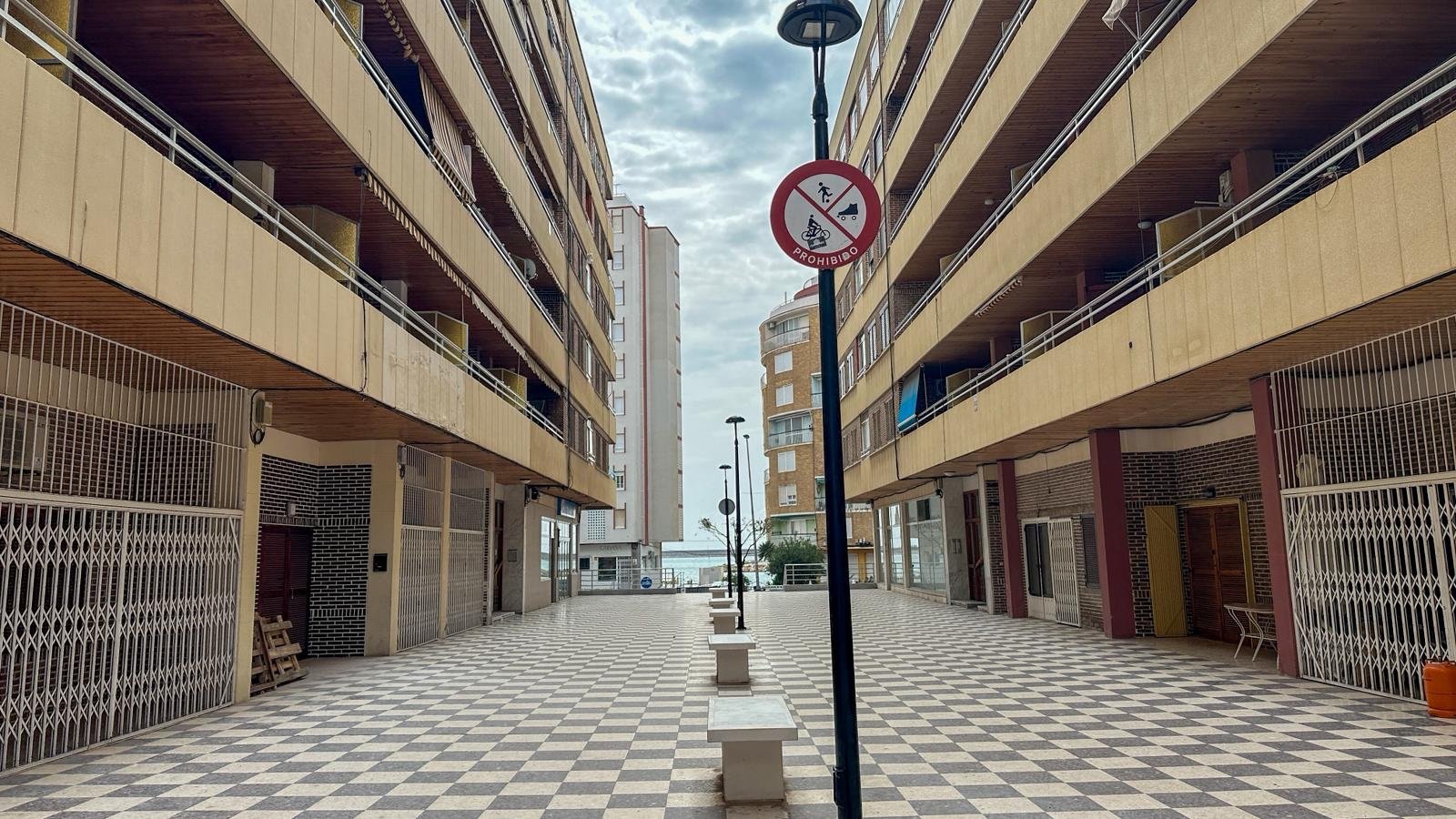 Willkommen in dieser wunderschön vollständig renovierten Wohnung in der begehrten Gegend Playa Acequión in Torrevieja. Nur 100 Meter vom Strand entfe