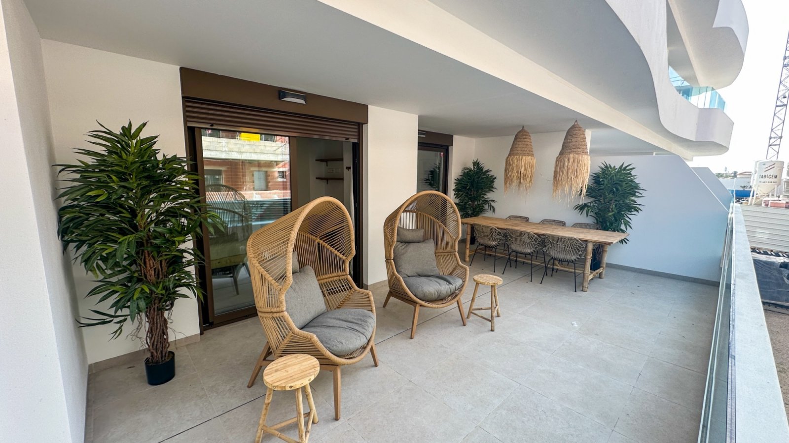  Moderne Erdgeschosswohnung in Playa Flamenca, Orihuela Costa, die komfortables und praktisches Wohnen in Meeresnähe bietet. Die Immobilie verfügt übe 
