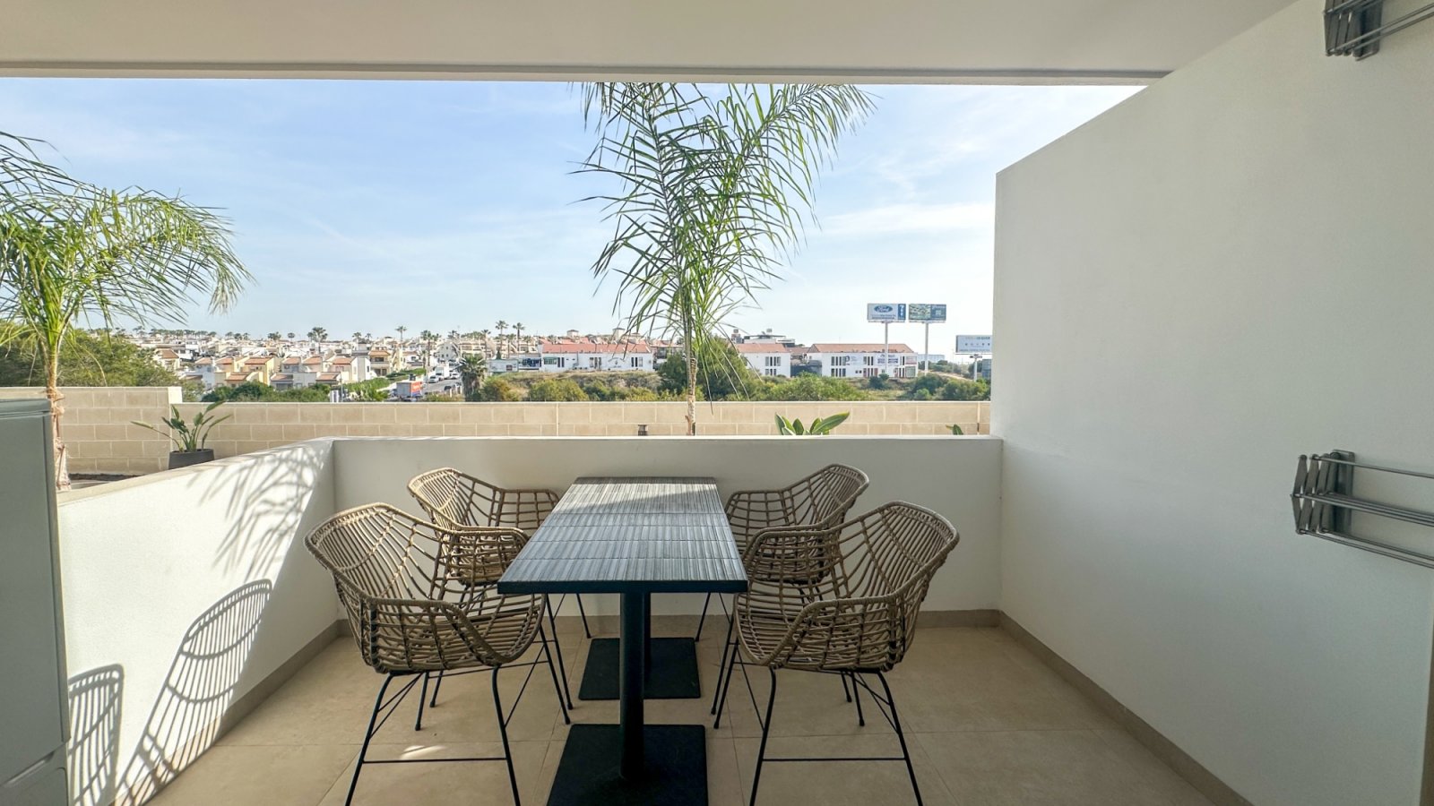 Moderne Erdgeschosswohnung in Playa Flamenca, Orihuela Costa, die komfortables und praktisches Wohnen in Meeresnähe bietet. Die Immobilie verfügt übe