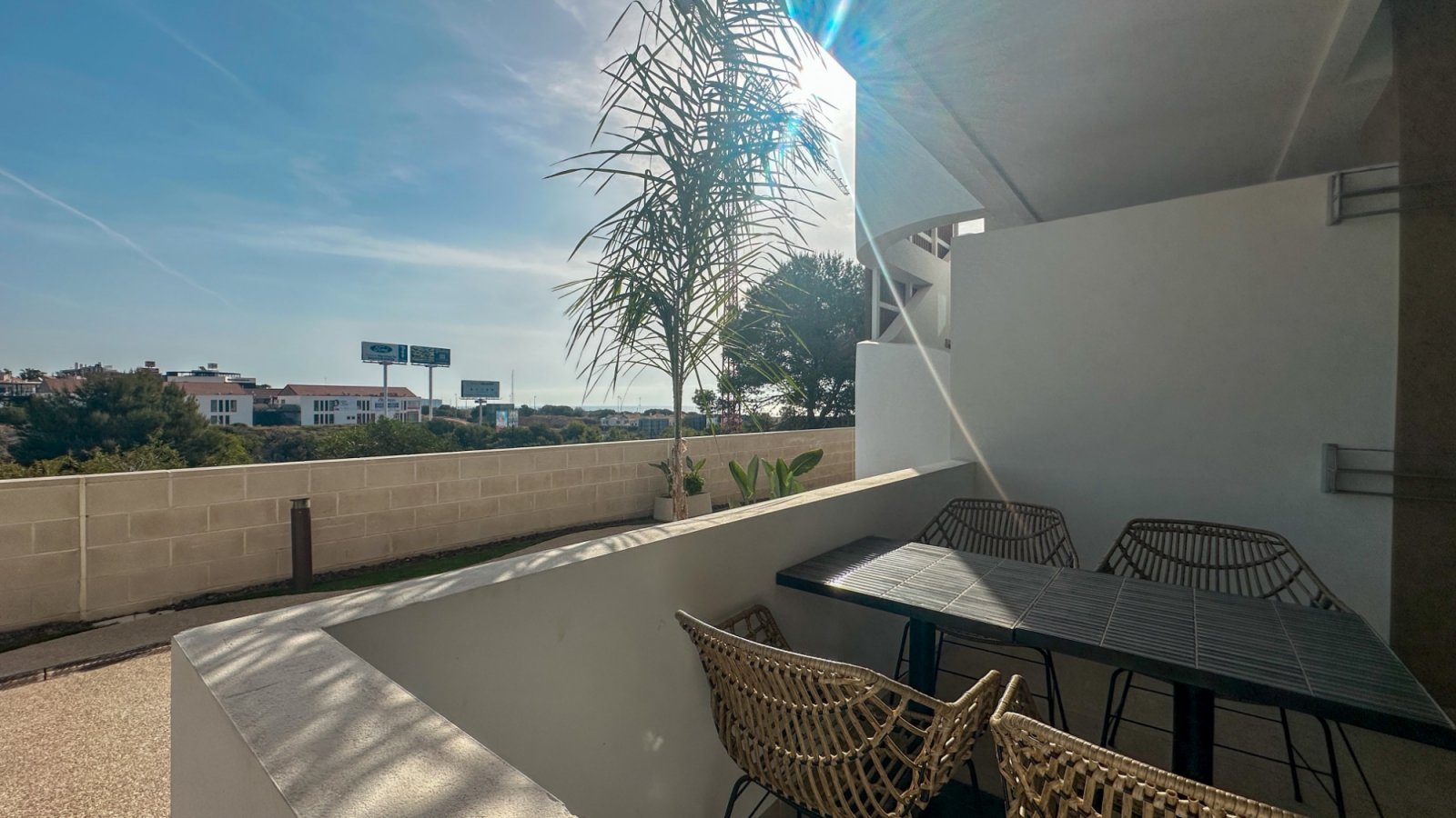 Moderne Erdgeschosswohnung in Playa Flamenca, Orihuela Costa, die komfortables und praktisches Wohnen in Meeresnähe bietet. Die Immobilie verfügt übe