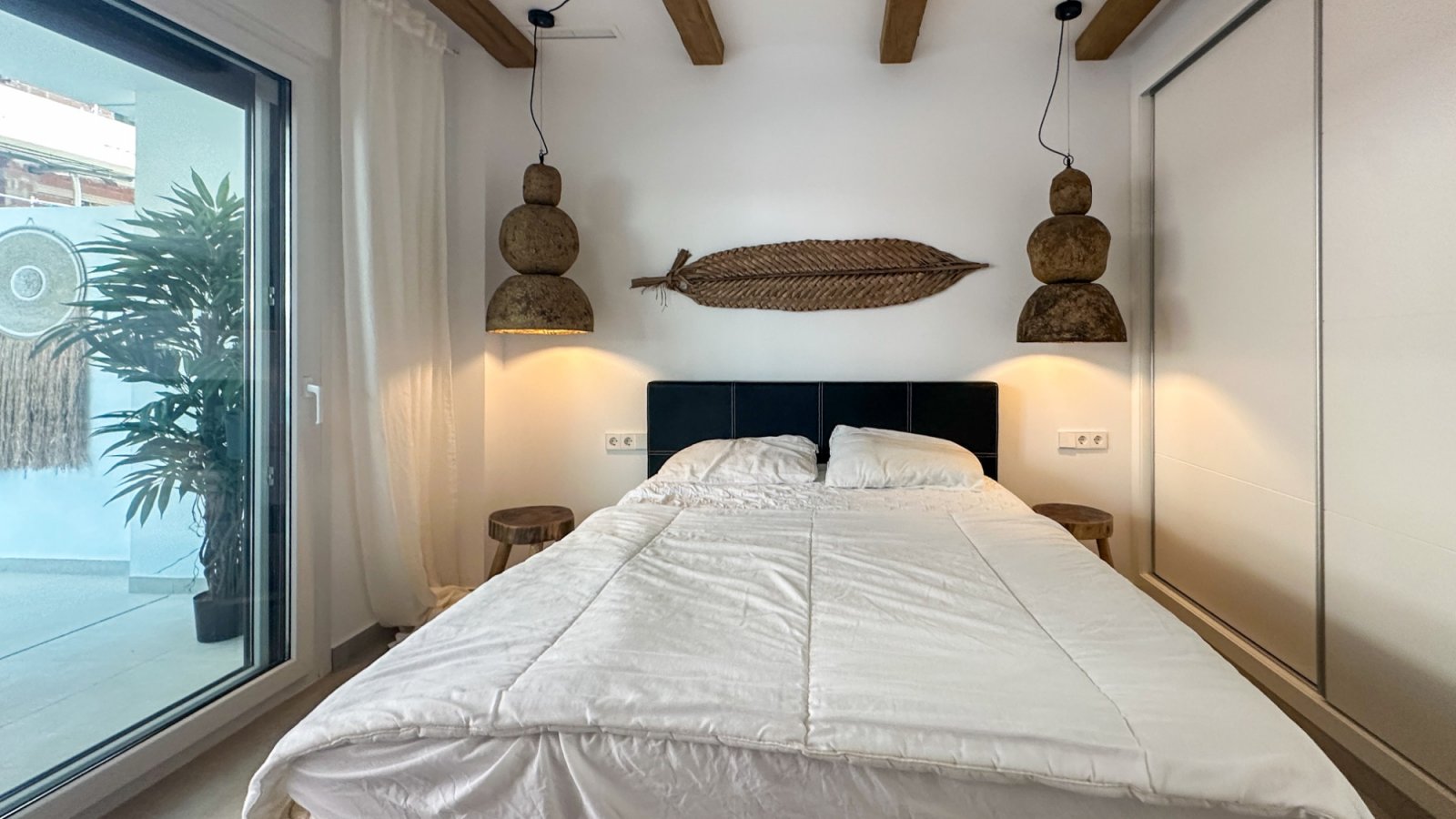 Moderne Erdgeschosswohnung in Playa Flamenca, Orihuela Costa, die komfortables und praktisches Wohnen in Meeresnähe bietet. Die Immobilie verfügt übe