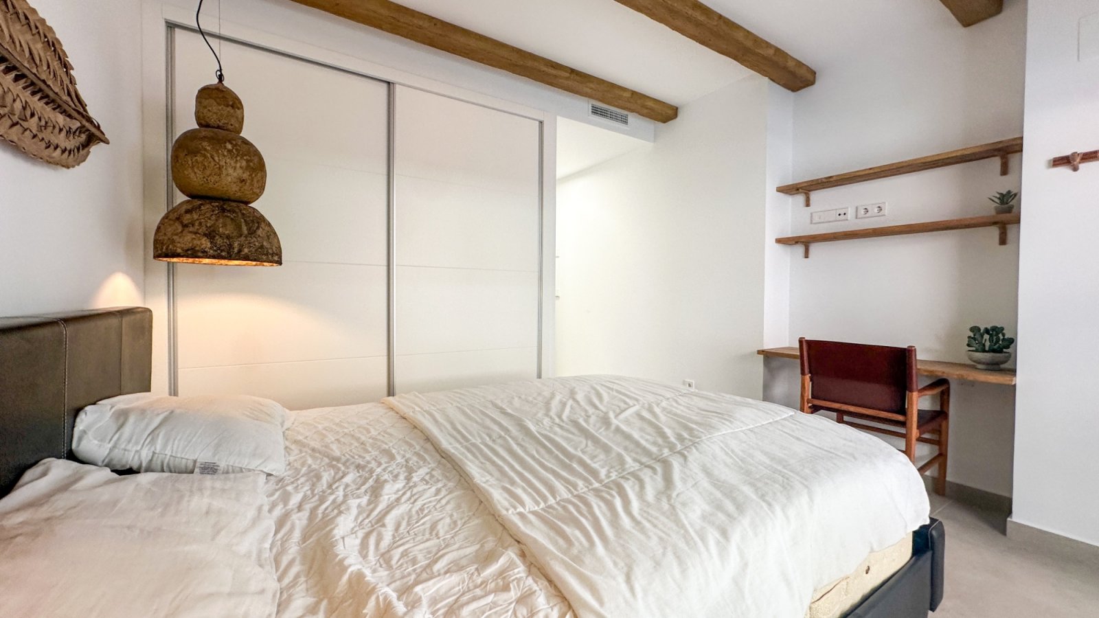 Moderne Erdgeschosswohnung in Playa Flamenca, Orihuela Costa, die komfortables und praktisches Wohnen in Meeresnähe bietet. Die Immobilie verfügt übe