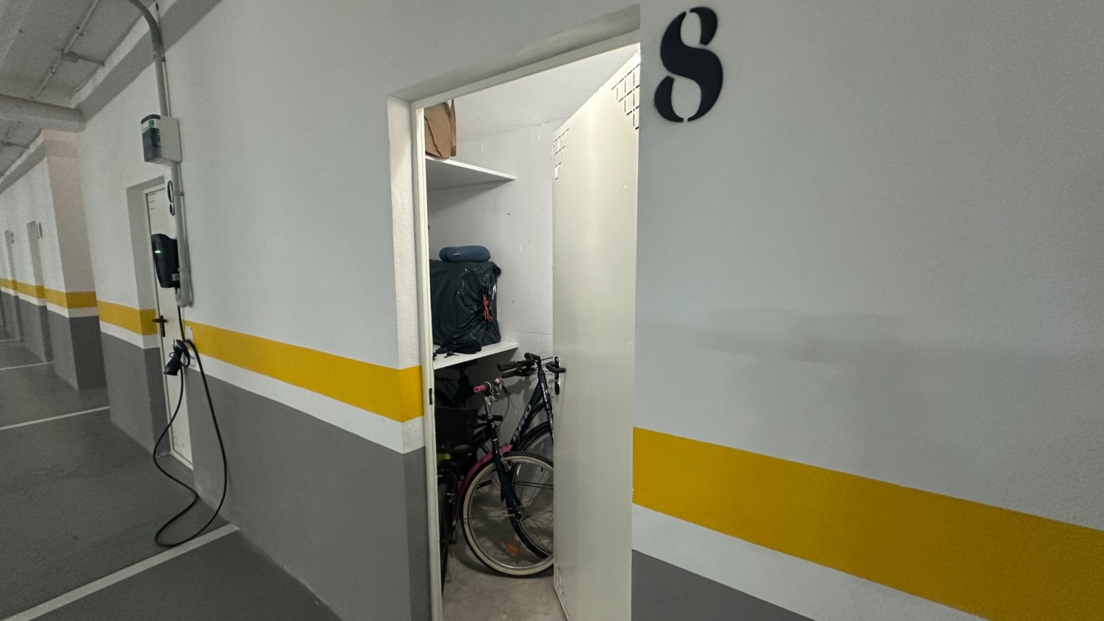 Moderne Erdgeschosswohnung in Playa Flamenca, Orihuela Costa, die komfortables und praktisches Wohnen in Meeresnähe bietet. Die Immobilie verfügt übe