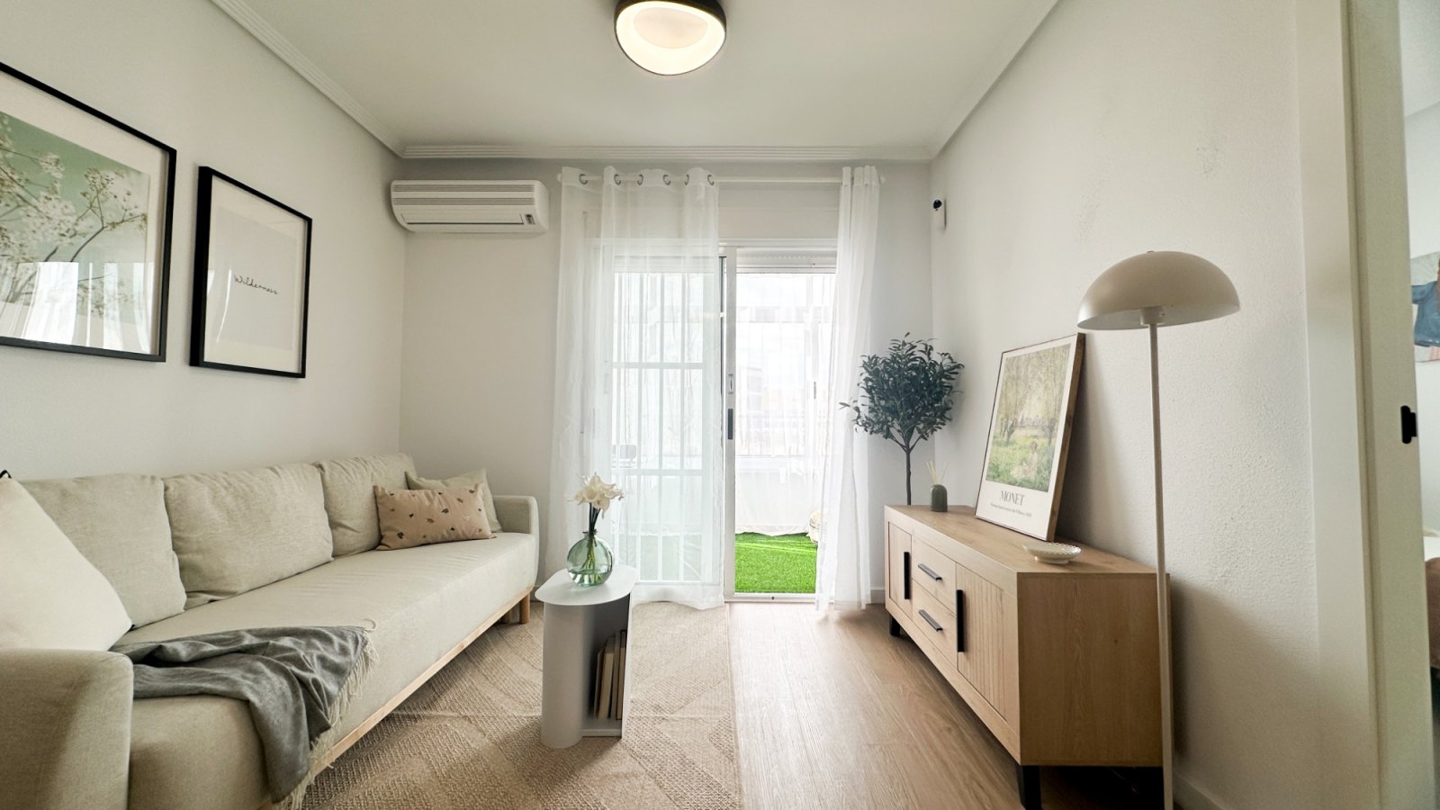 Komplett renoviert im Jahr 2026, wurde dieses beeindruckende moderne Apartment nach höchsten Standards vollständig saniert, wobei absolut alles neu i
