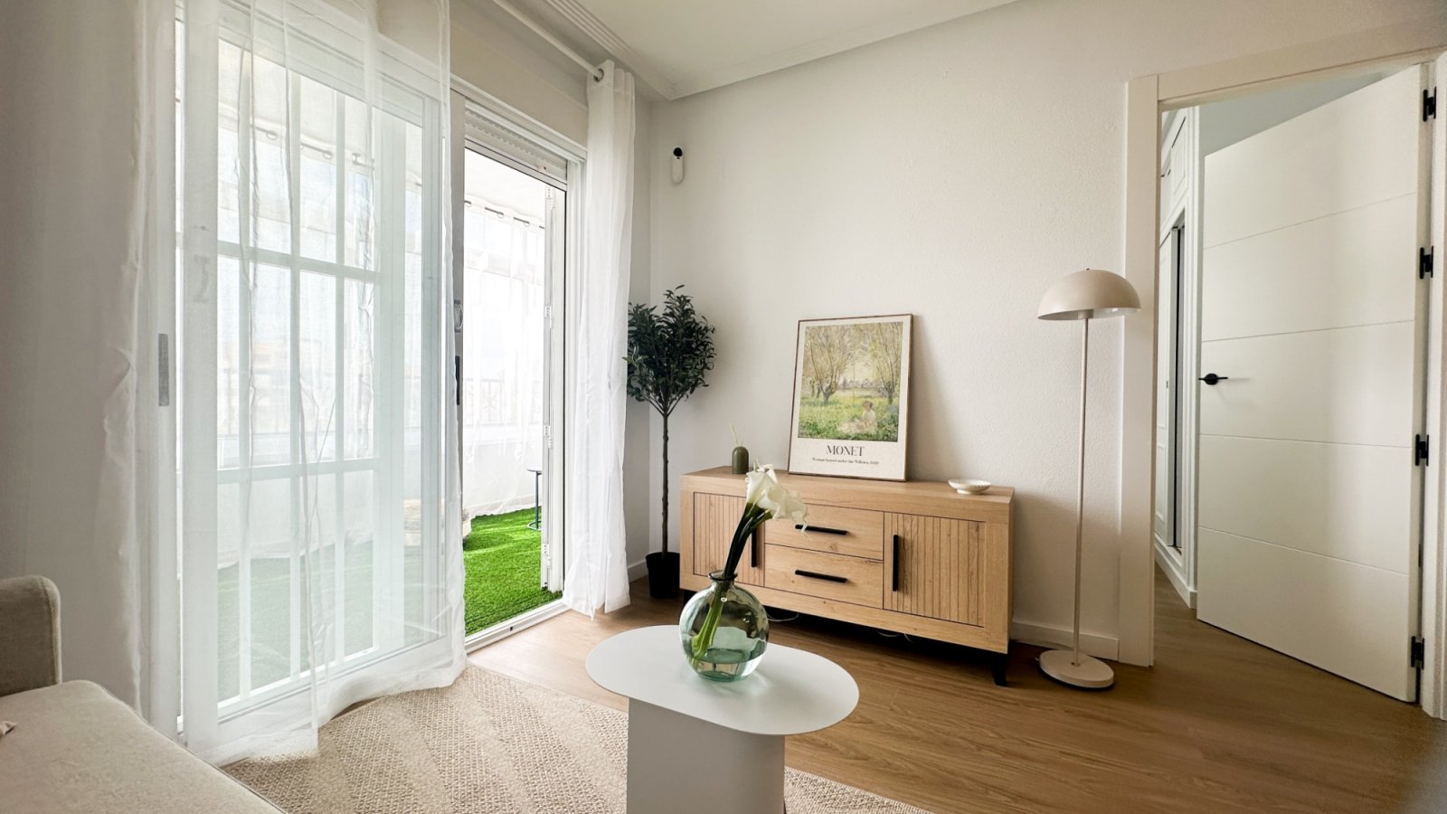 Komplett renoviert im Jahr 2026, wurde dieses beeindruckende moderne Apartment nach höchsten Standards vollständig saniert, wobei absolut alles neu i
