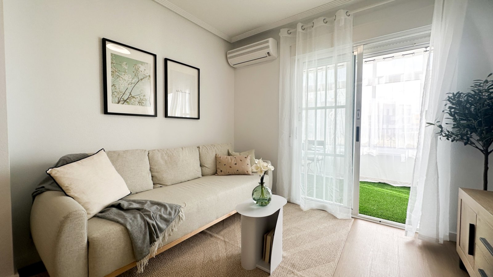 Komplett renoviert im Jahr 2026, wurde dieses beeindruckende moderne Apartment nach höchsten Standards vollständig saniert, wobei absolut alles neu i