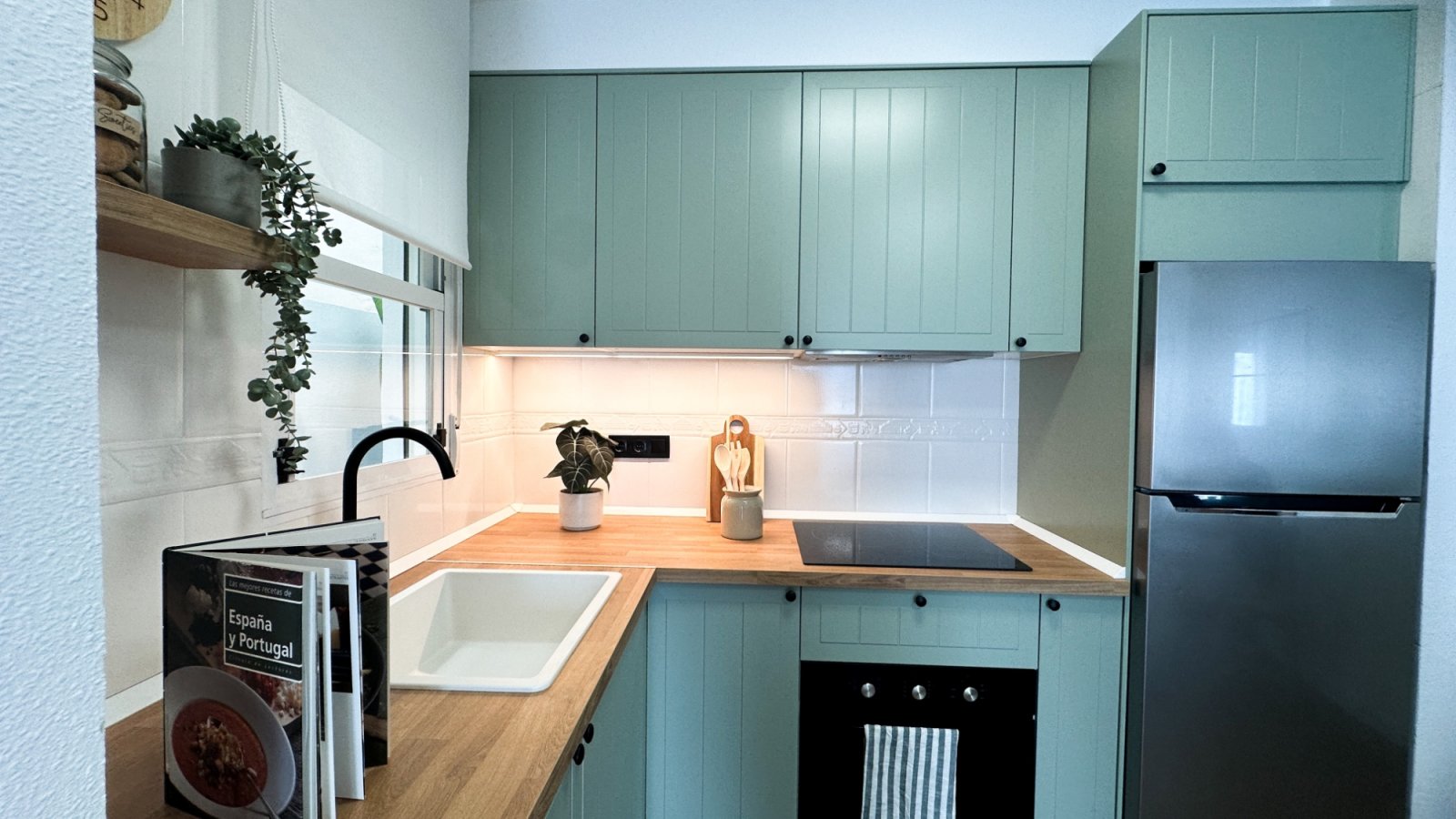 Komplett renoviert im Jahr 2026, wurde dieses beeindruckende moderne Apartment nach höchsten Standards vollständig saniert, wobei absolut alles neu i