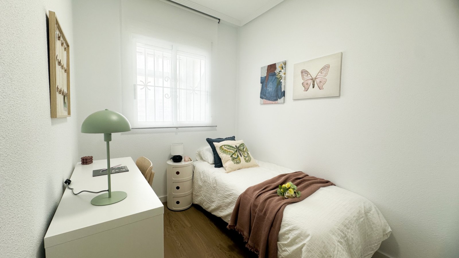 Komplett renoviert im Jahr 2026, wurde dieses beeindruckende moderne Apartment nach höchsten Standards vollständig saniert, wobei absolut alles neu i