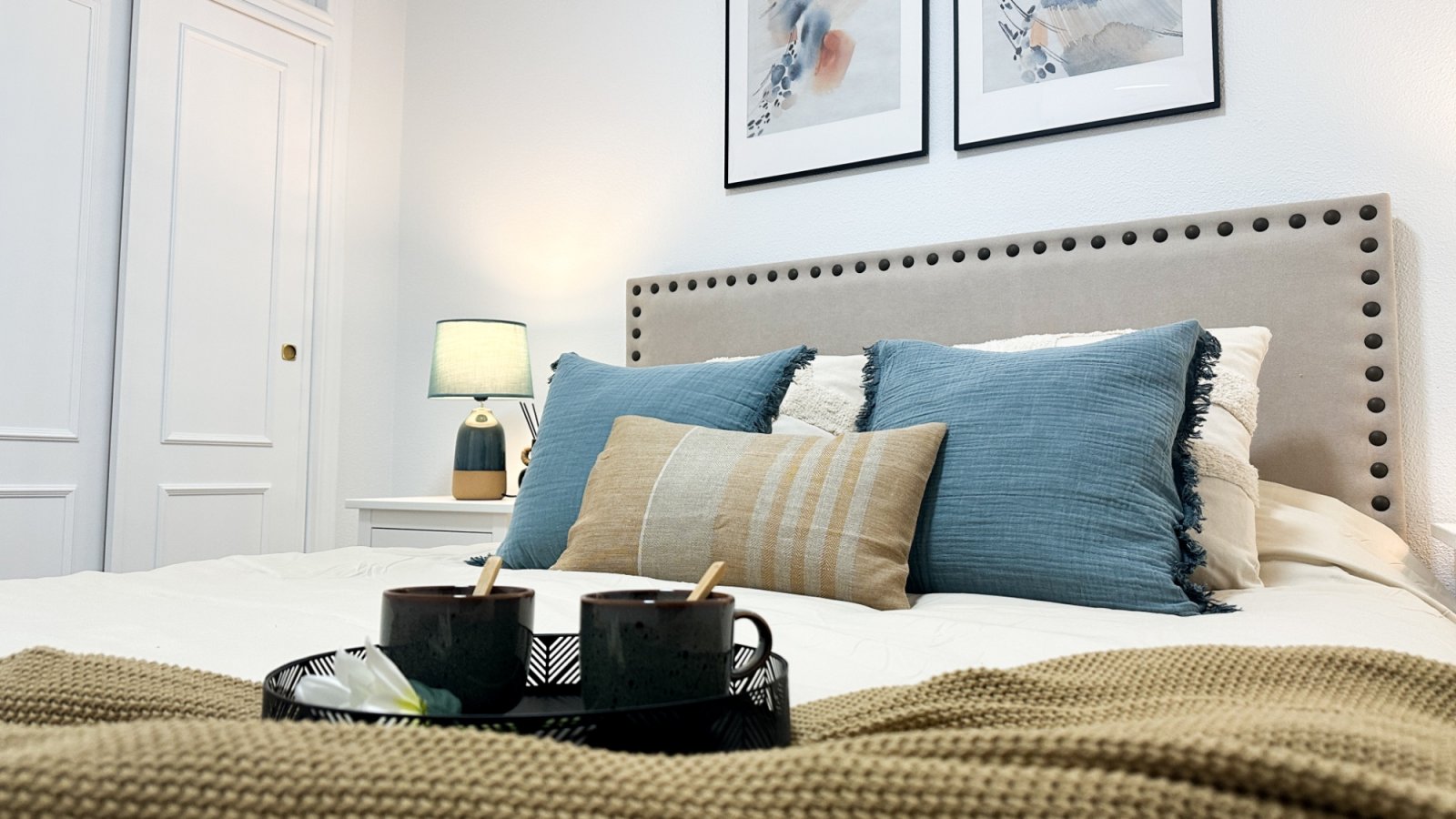 Komplett renoviert im Jahr 2026, wurde dieses beeindruckende moderne Apartment nach höchsten Standards vollständig saniert, wobei absolut alles neu i
