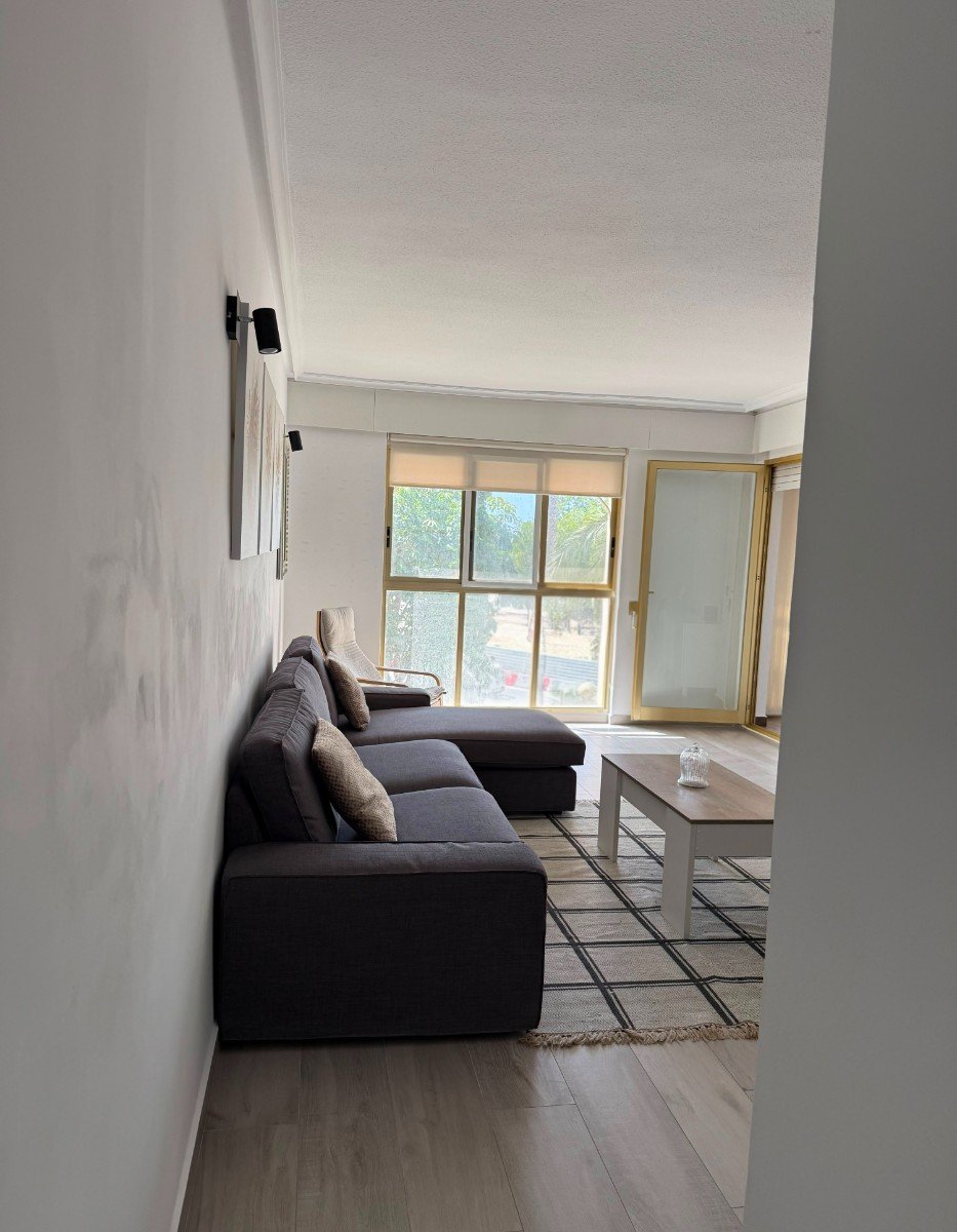 Wir präsentieren Ihnen diese spektakuläre, renovierte Wohnung im Herzen von Torrevieja, nur wenige Schritte vom neuen Yachthafen Paseo del Mar entfer