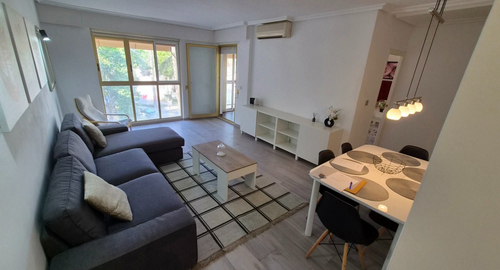Wir präsentieren Ihnen diese spektakuläre, renovierte Wohnung im Herzen von Torrevieja, nur wenige Schritte vom neuen Yachthafen Paseo del Mar entfer