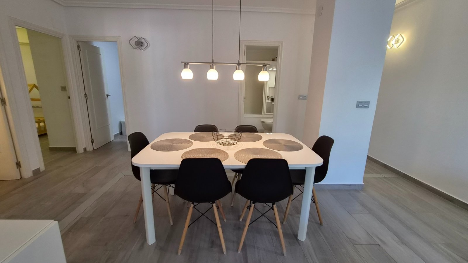Wir präsentieren Ihnen diese spektakuläre, renovierte Wohnung im Herzen von Torrevieja, nur wenige Schritte vom neuen Yachthafen Paseo del Mar entfer