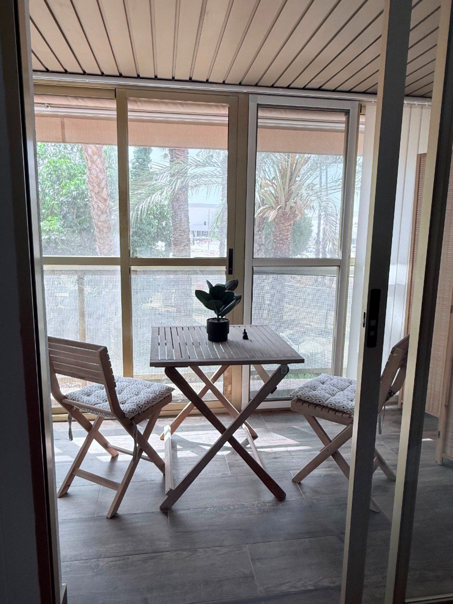 Wir präsentieren Ihnen diese spektakuläre, renovierte Wohnung im Herzen von Torrevieja, nur wenige Schritte vom neuen Yachthafen Paseo del Mar entfer