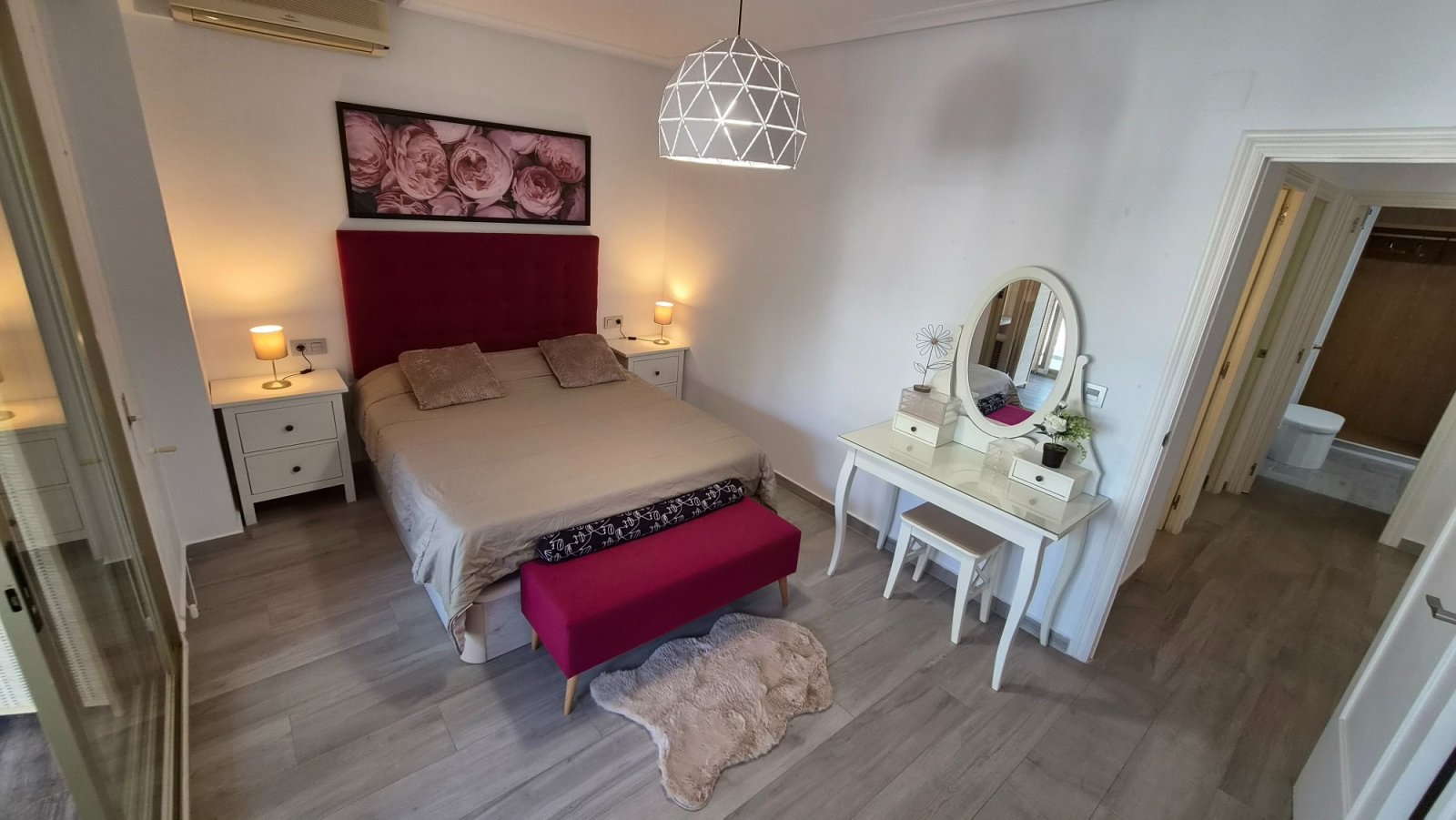 Wir präsentieren Ihnen diese spektakuläre, renovierte Wohnung im Herzen von Torrevieja, nur wenige Schritte vom neuen Yachthafen Paseo del Mar entfer