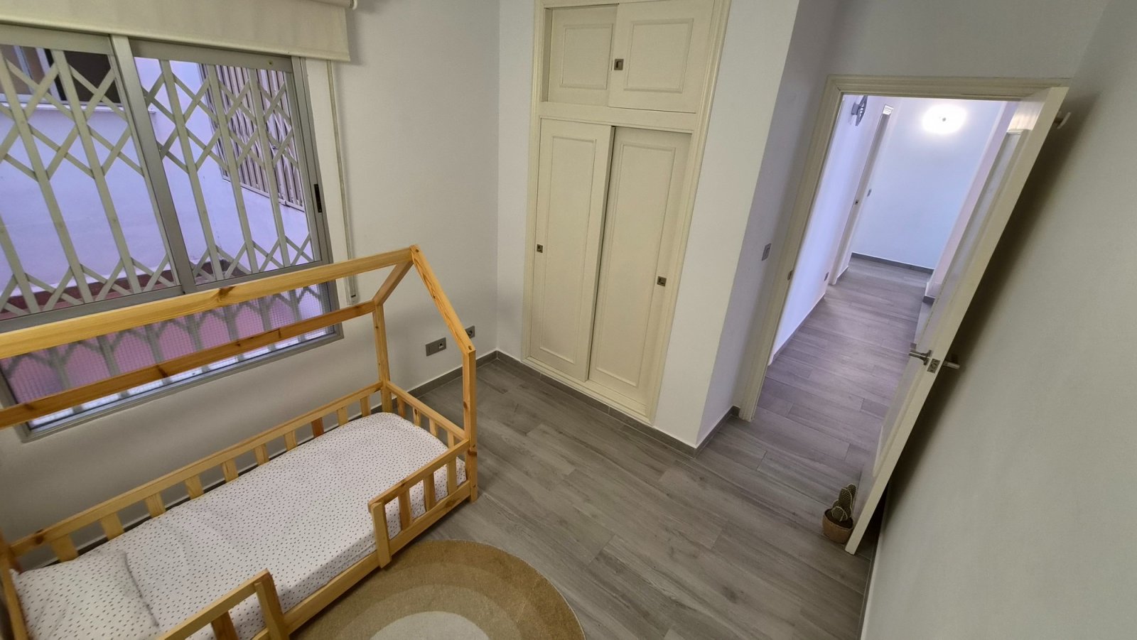 Wir präsentieren Ihnen diese spektakuläre, renovierte Wohnung im Herzen von Torrevieja, nur wenige Schritte vom neuen Yachthafen Paseo del Mar entfer